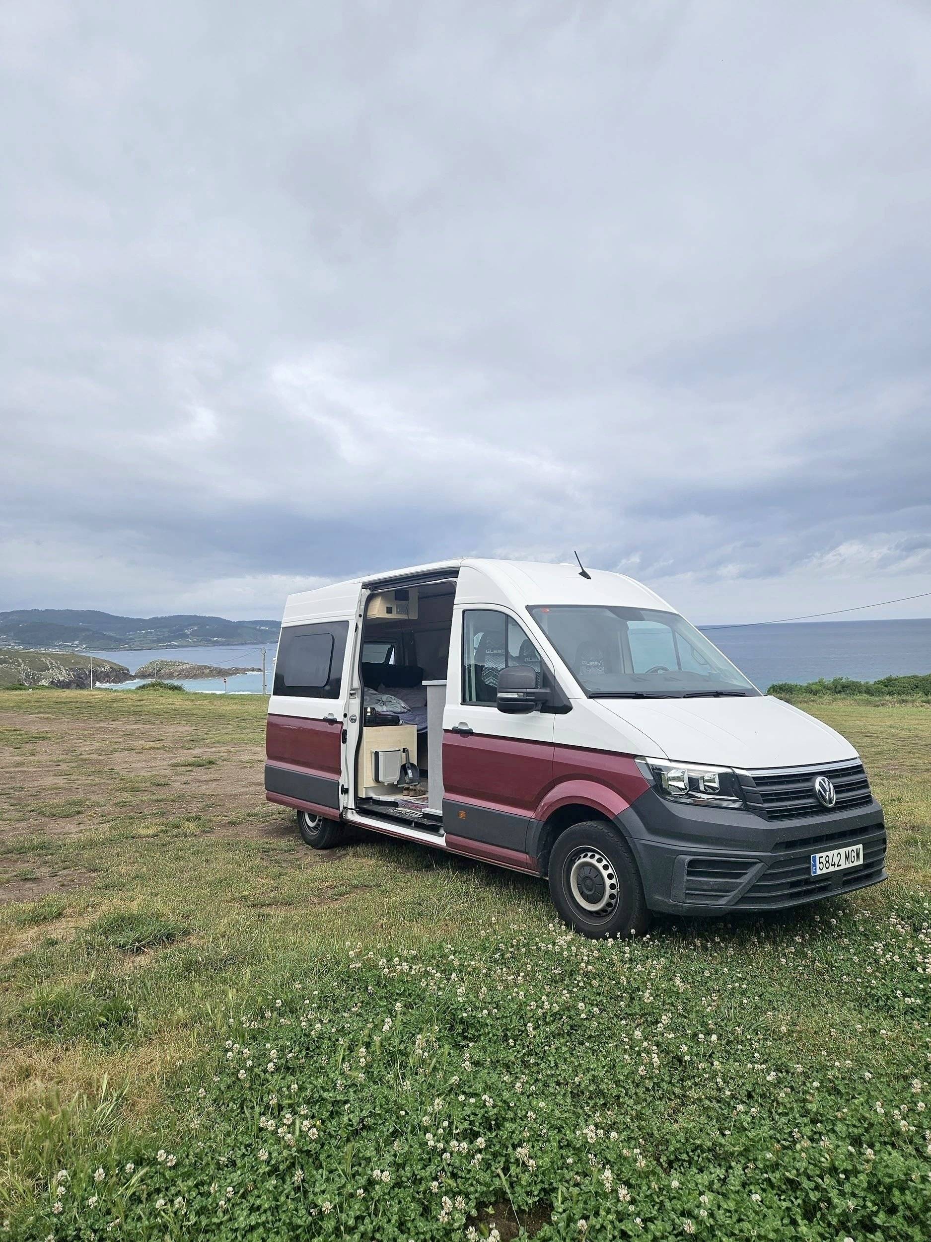 Vista frontale a ¾ Volkswagen Crafter 2,0 l 102 ch - Yescapa