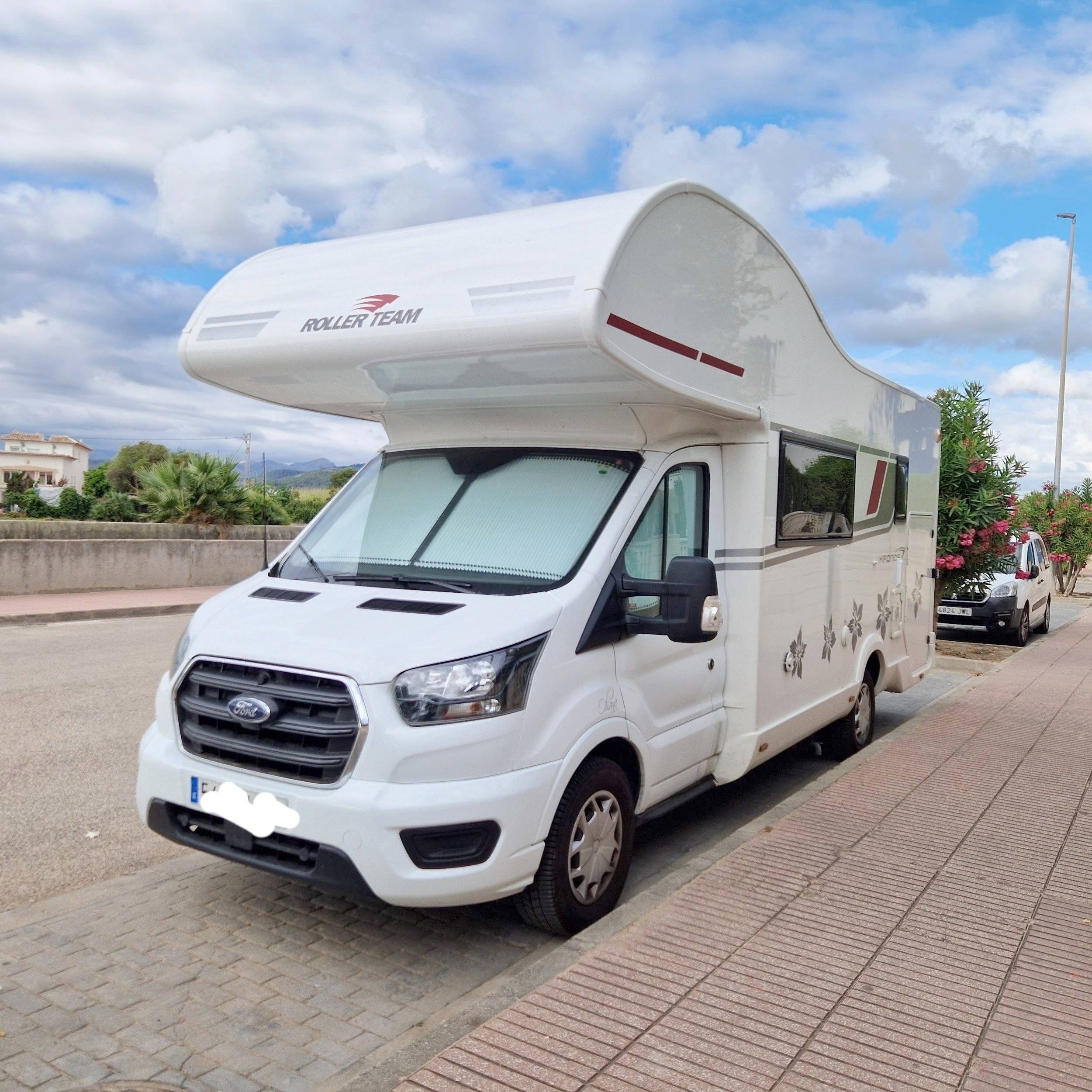 Vue avant de 3/4 Ford Transit 2,0 l 130 ch - Yescapa
