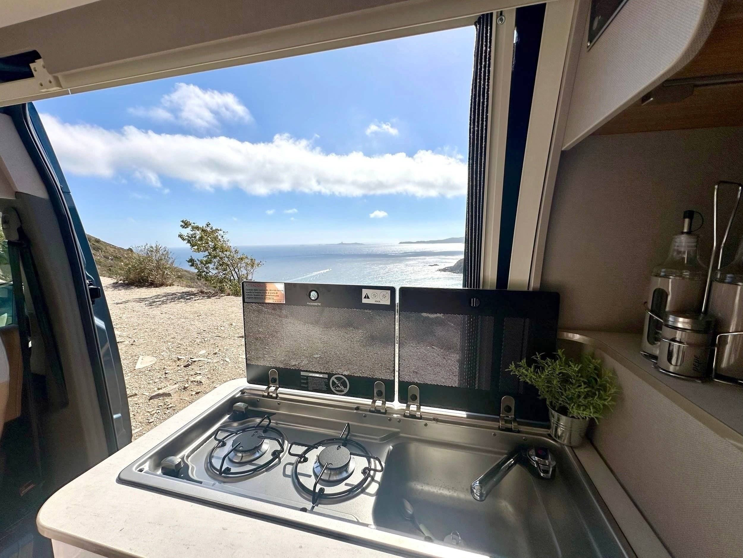Kitchen Renault Master 2,3 l 145 ch - Yescapa
