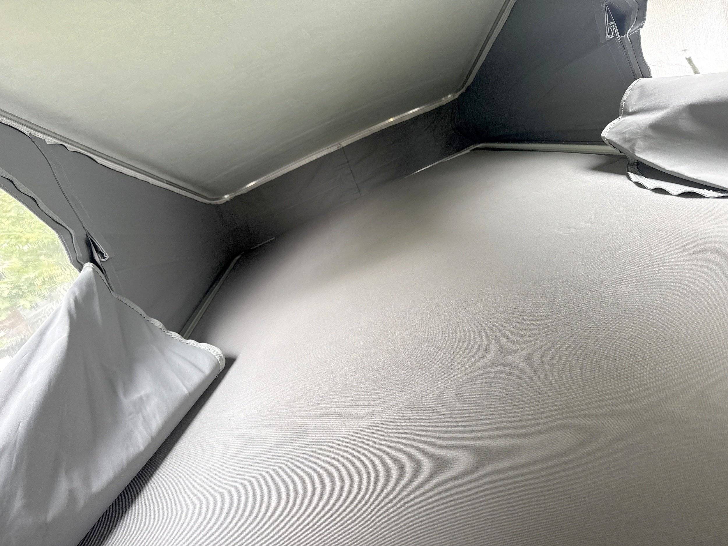Couchages Renault Trafic 2 l 115 ch Grand Confort - Yescapa