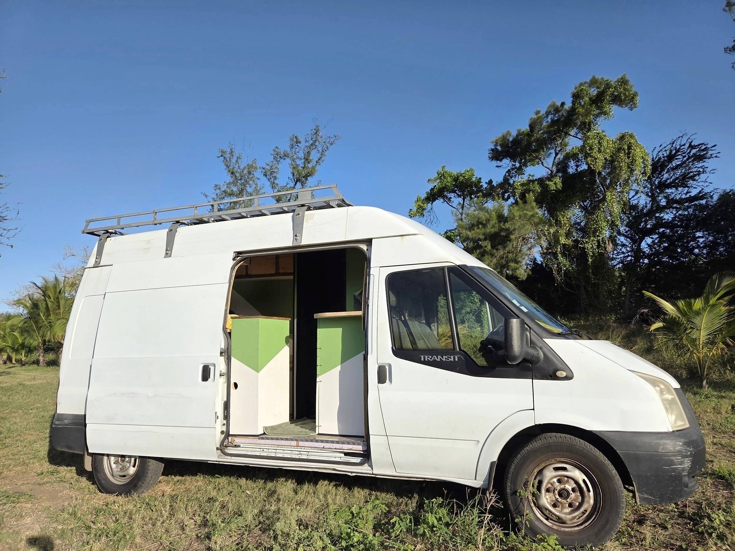 schräge Vorderansicht Ford Transit 125 ch - Yescapa