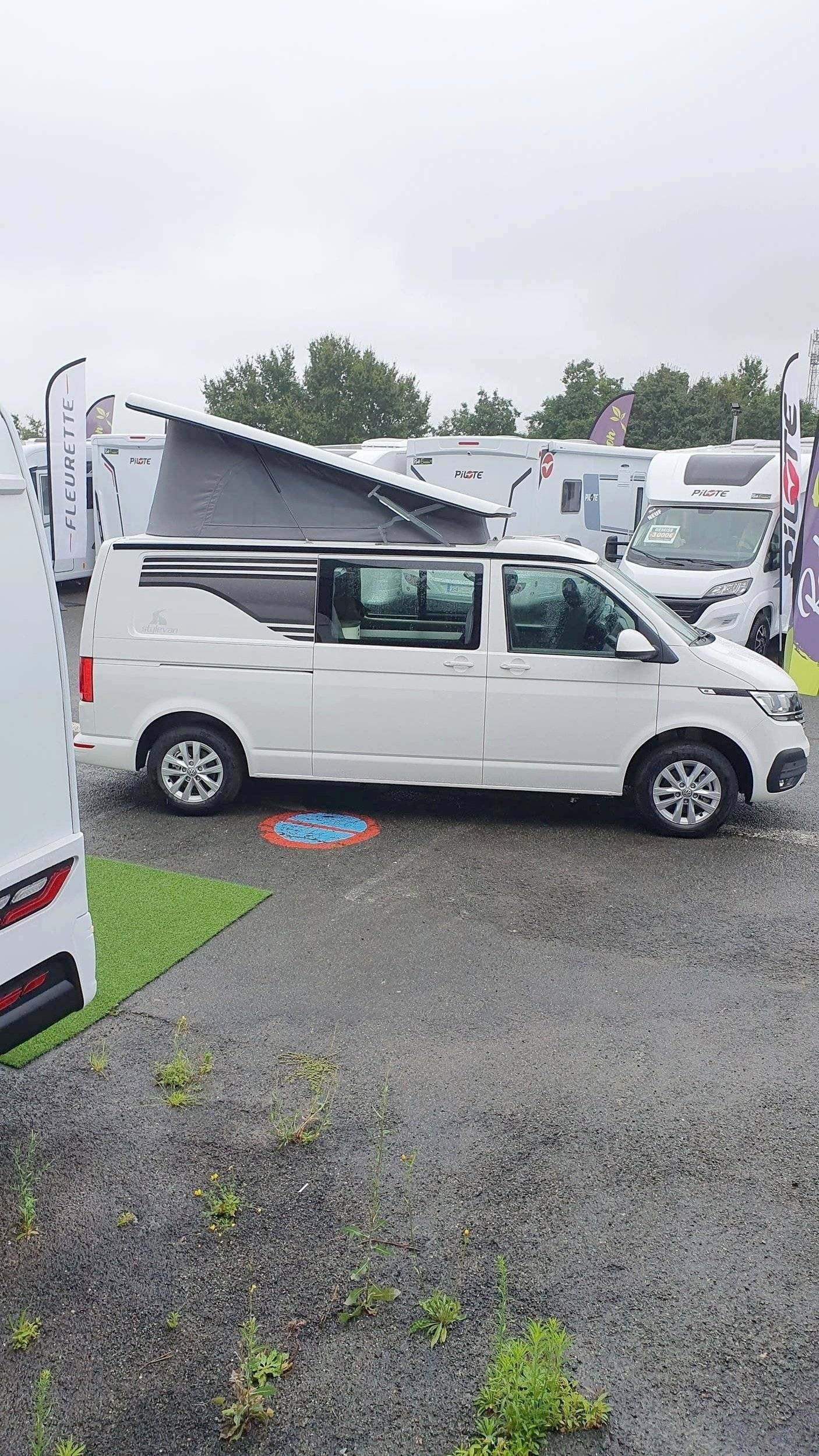 Vista frontale a ¾ Volkswagen T6 Long 2,0 l 150 ch - Yescapa