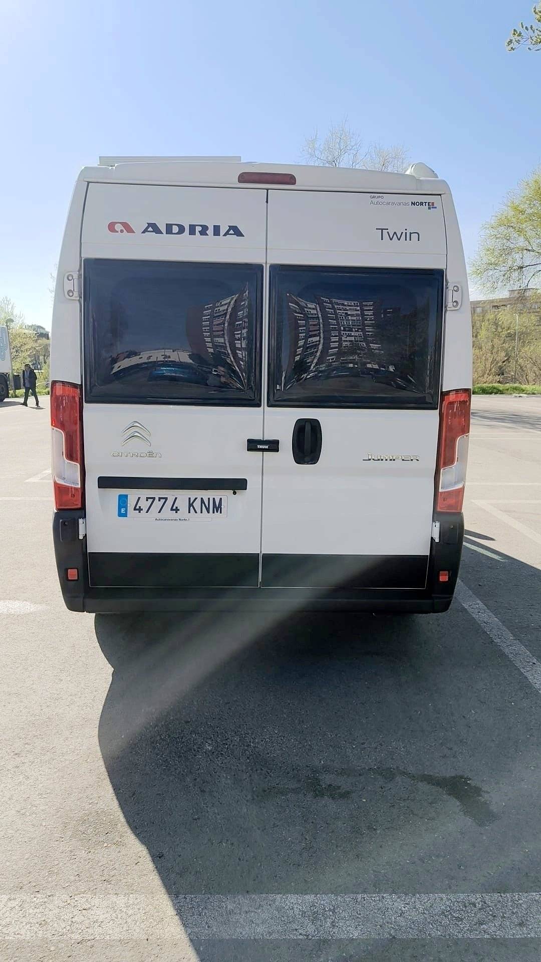 Ansicht von hinten Adria - Yescapa