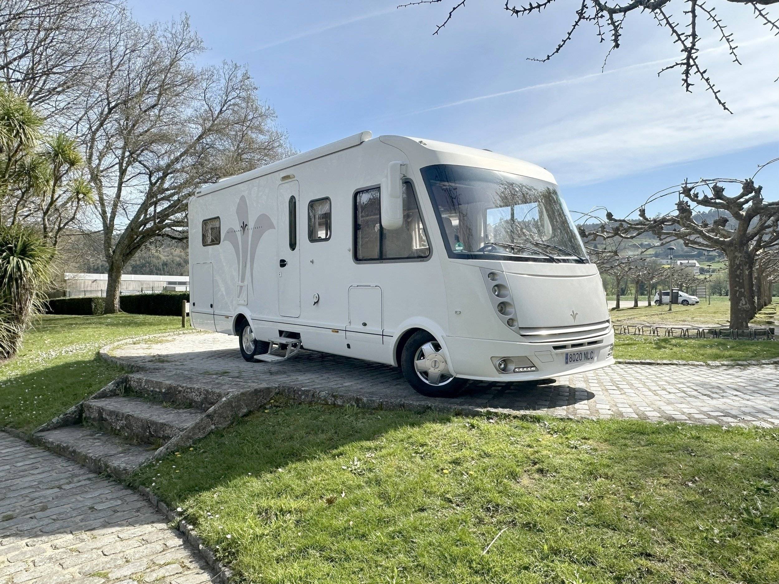 Vista del vehículo ángulo delantero Fiat Ducato 3,0 l 177 ch/Al-Ko - Yescapa