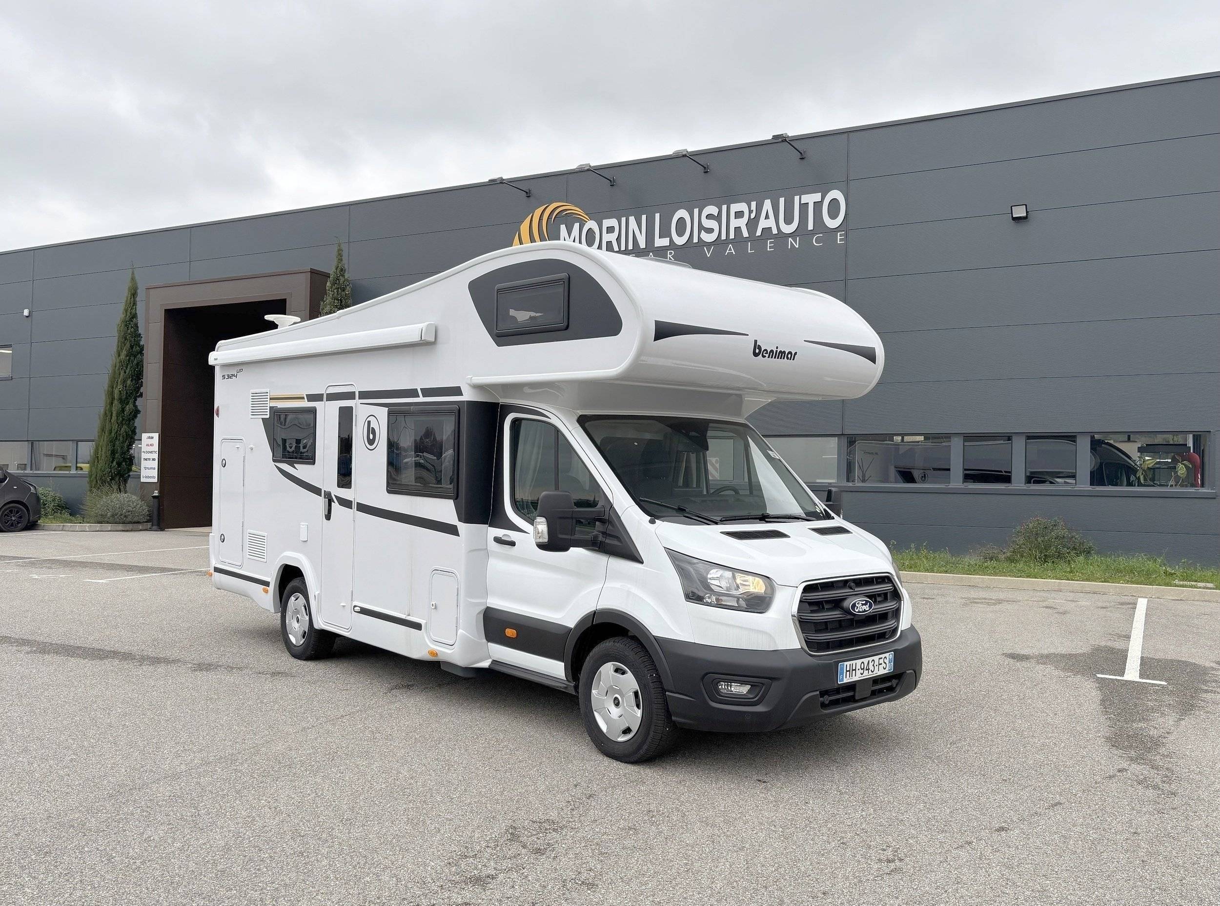 Vista frontale a ¾ Ford Ford Transit - Yescapa