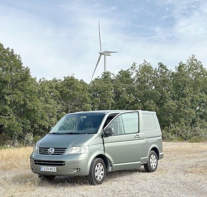 schräge Vorderansicht Volkswagen Volkswagen Transporter - Yescapa