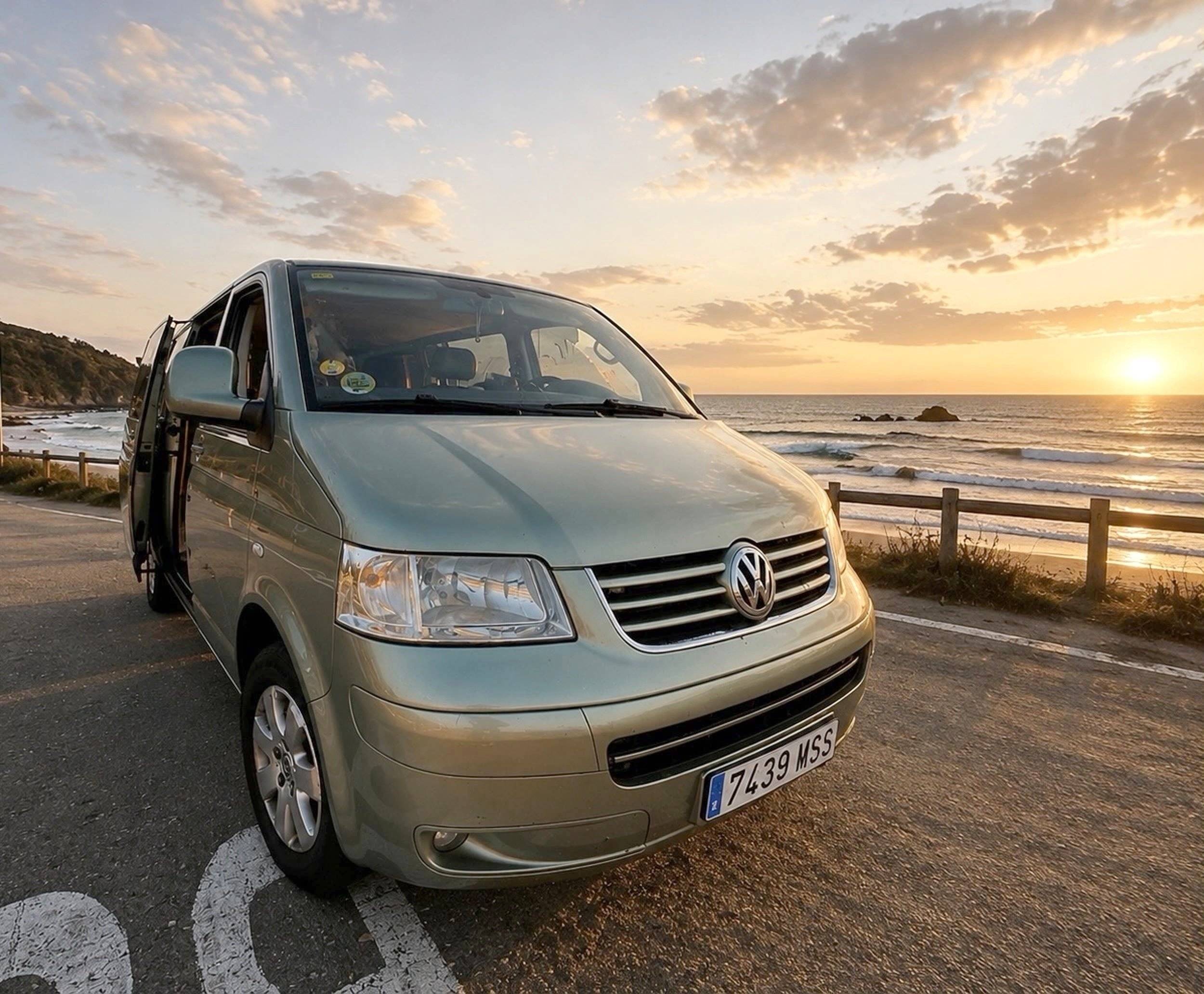 Vista frontale a ¾ Volkswagen Volkswagen Transporter - Yescapa