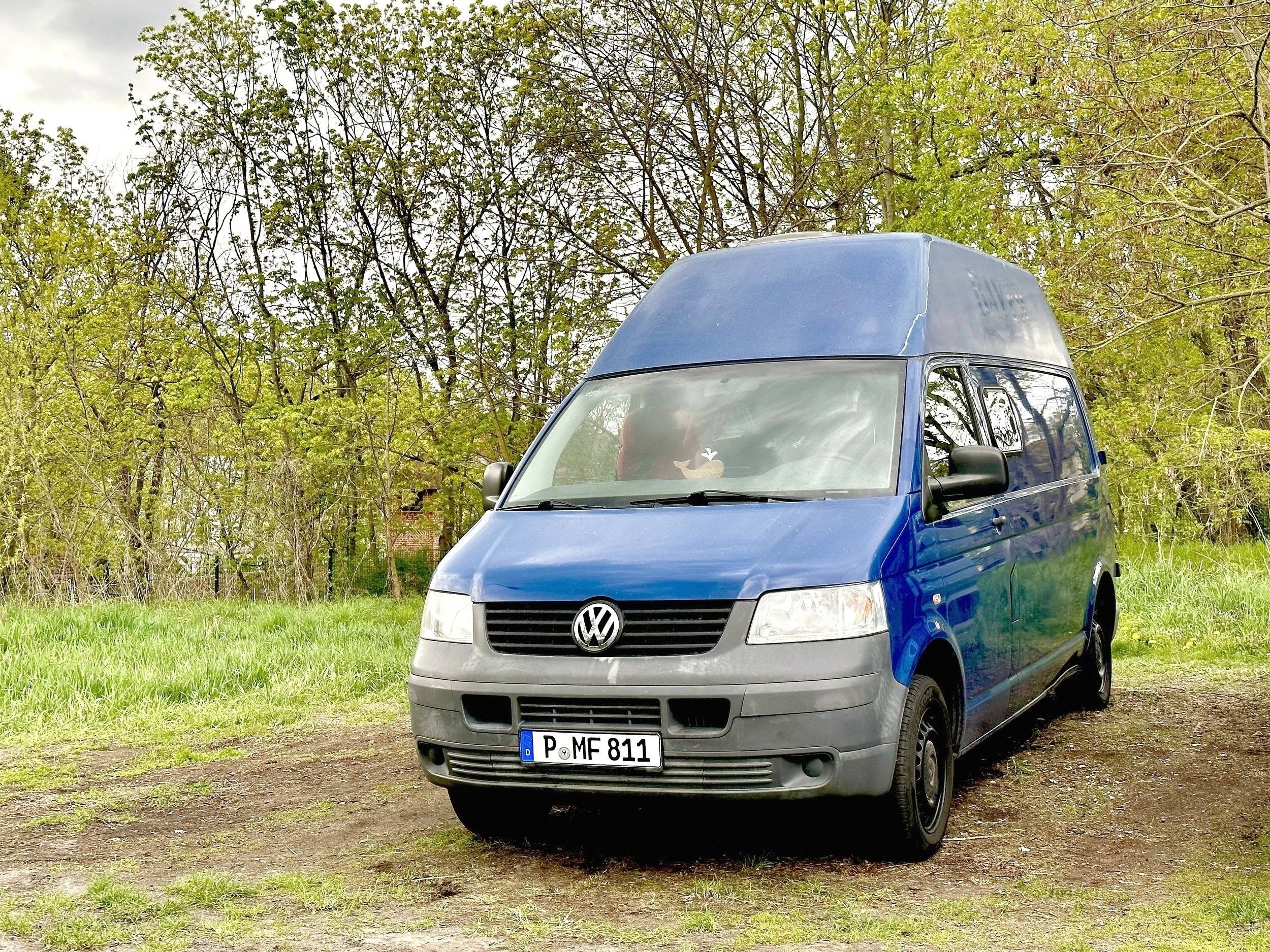 Vista frontale a ¾ Volkswagen Volkswagen Transporter T5.1 - Yescapa