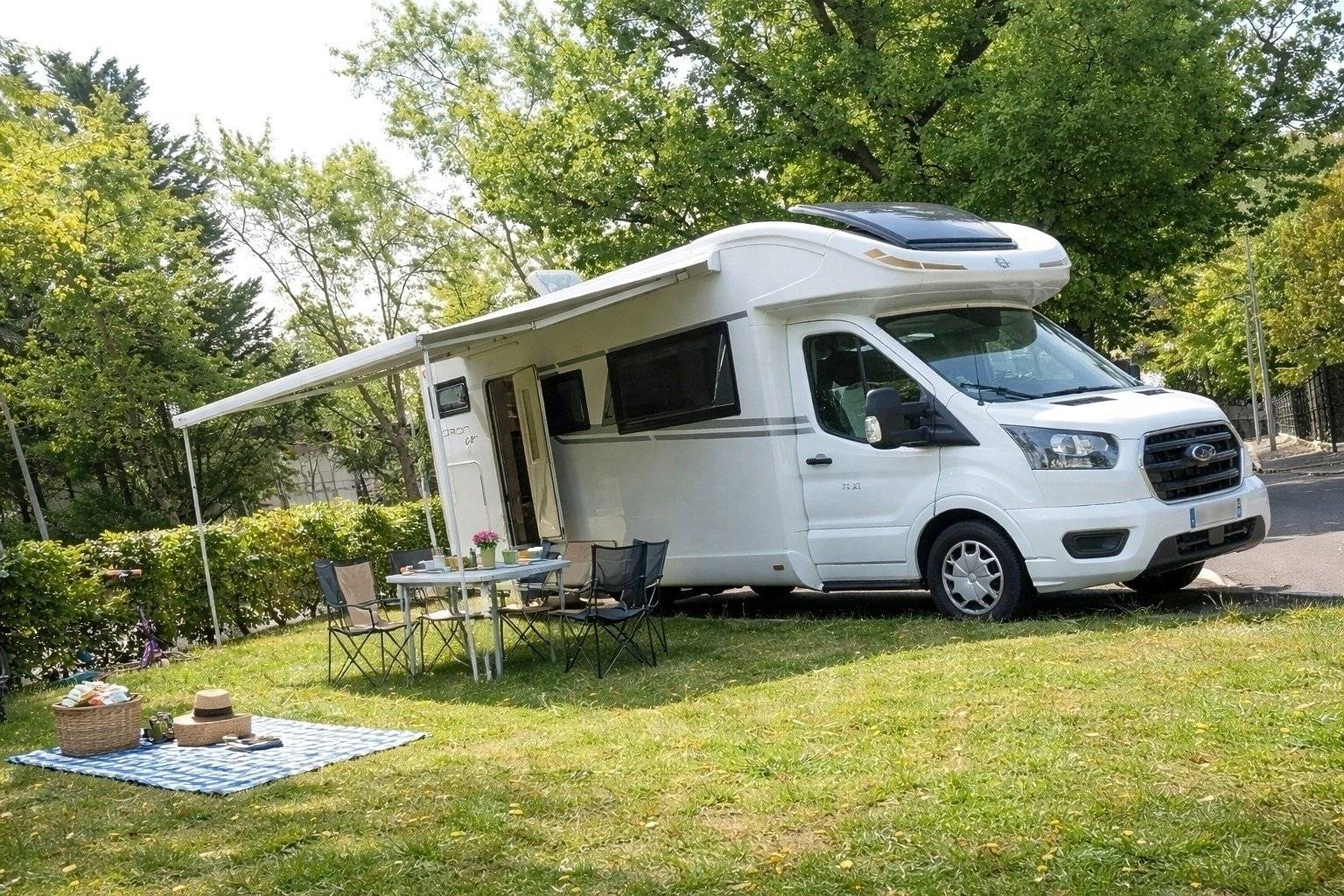 schräge Vorderansicht Ford Transit 2,0 l 170 ch - Yescapa