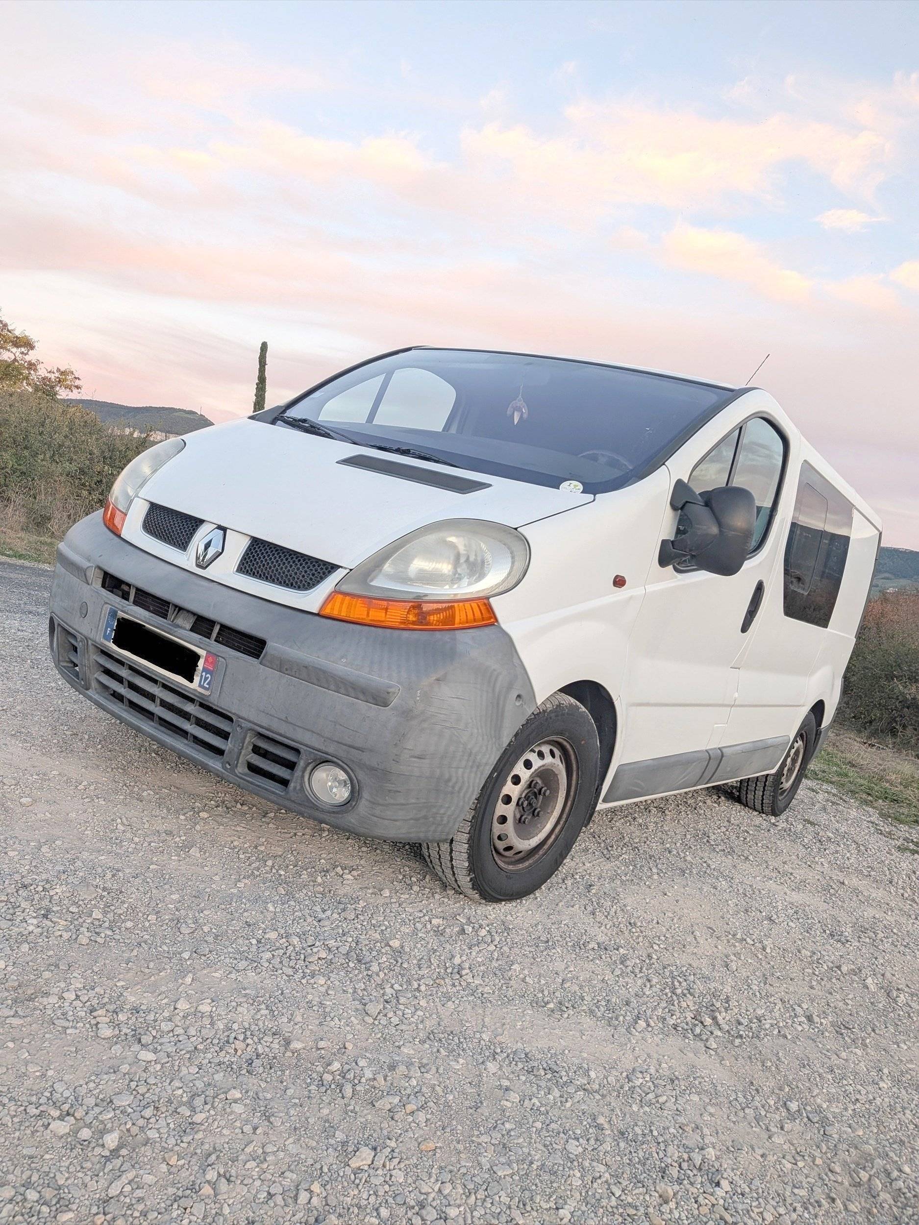 schräge Vorderansicht Renault Trafic 2,5 l 150 ch - Yescapa