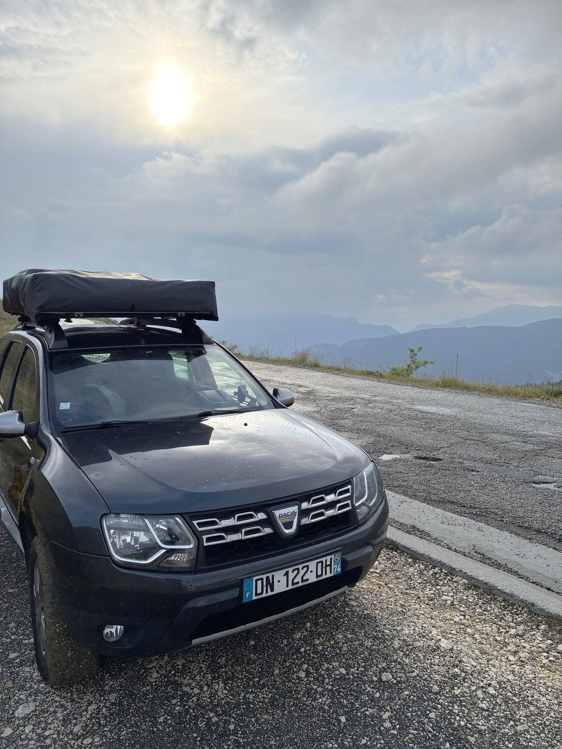 Vue avant de 3/4 Renault dacia - Yescapa