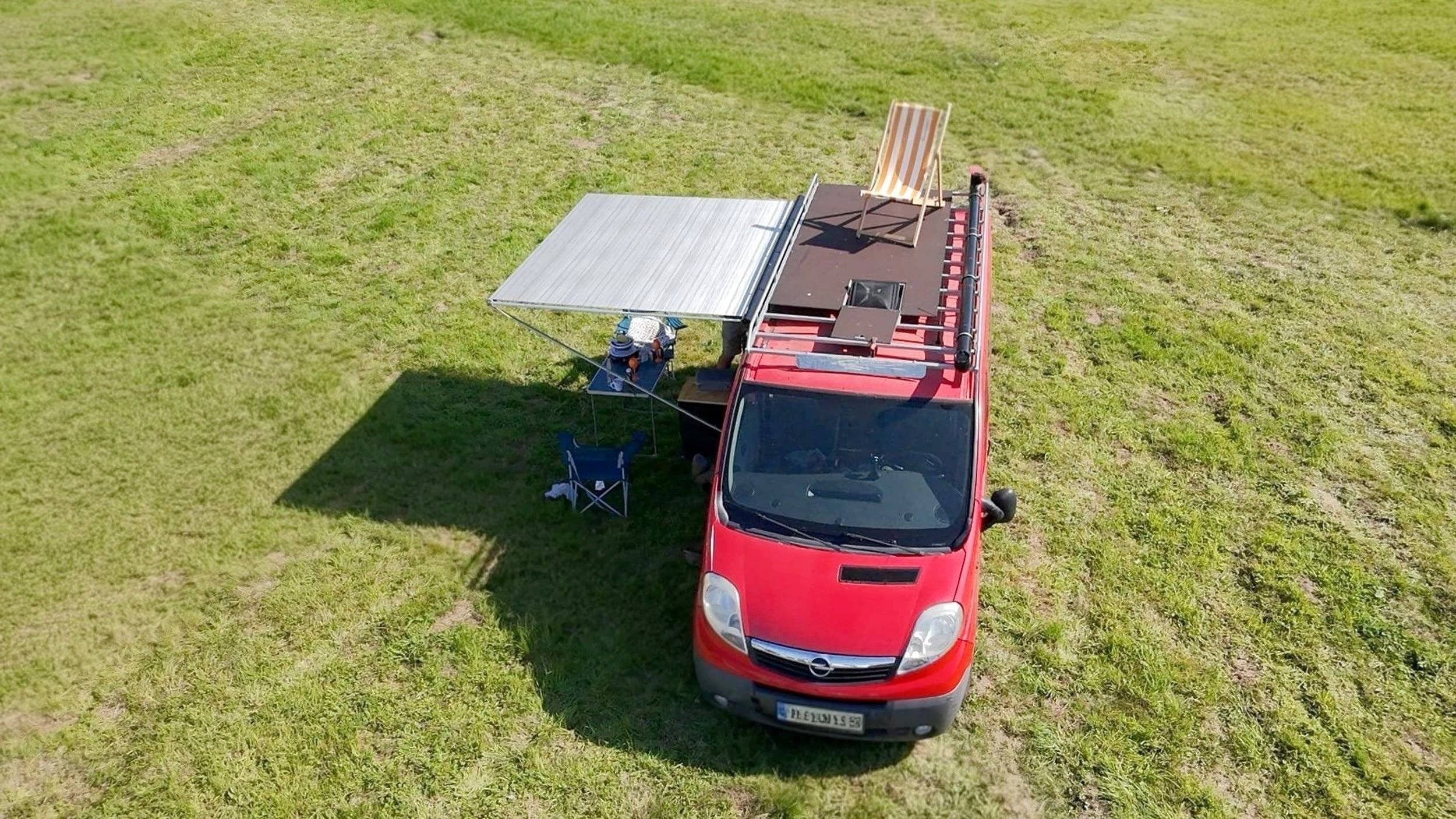 Front view from 3/4 Opel opel vivaro L2H1 - Yescapa