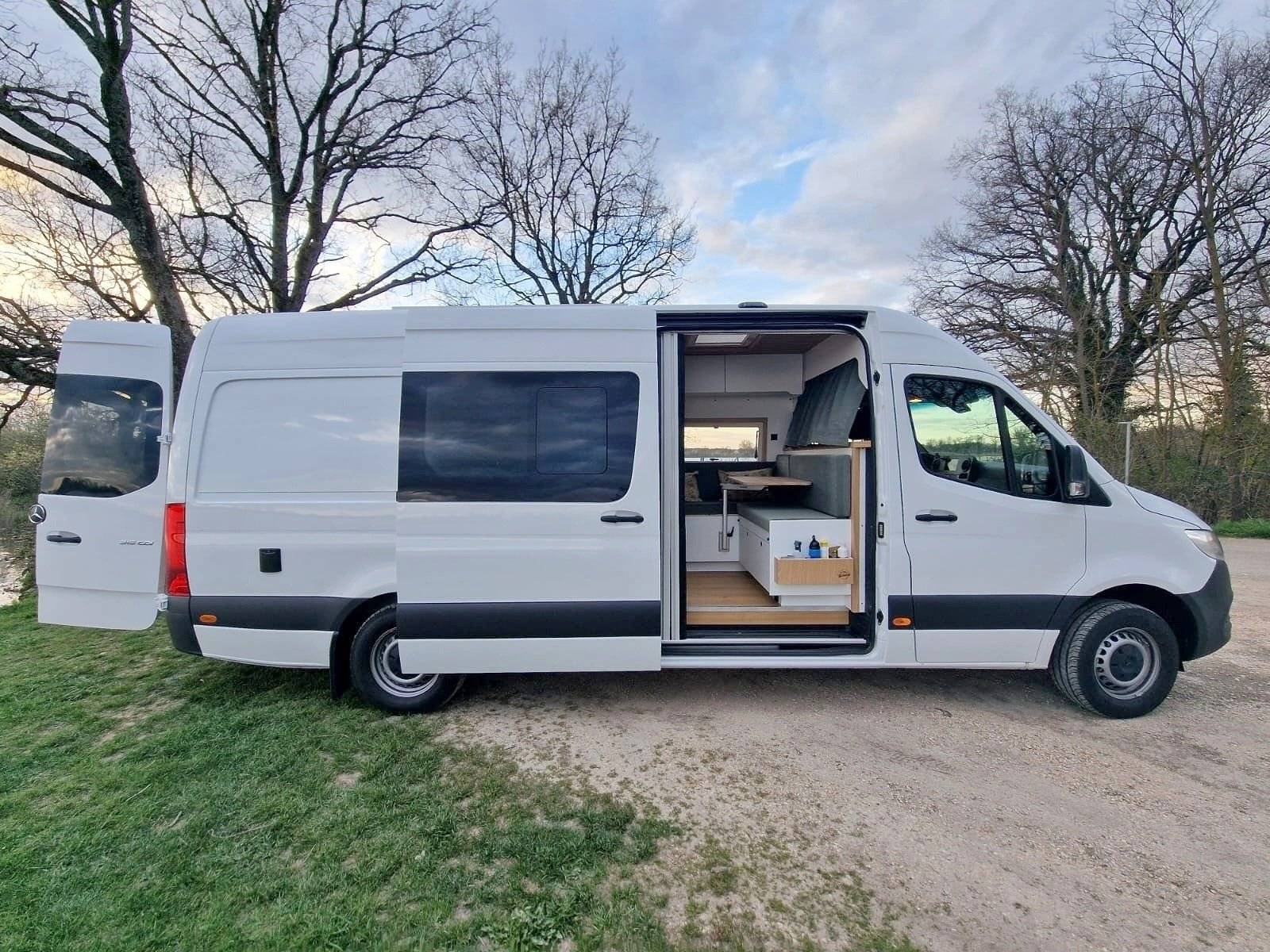 Vista del vehículo ángulo delantero Mercedes Sprinter 2,2 l CDI 150 ch. - Yescapa