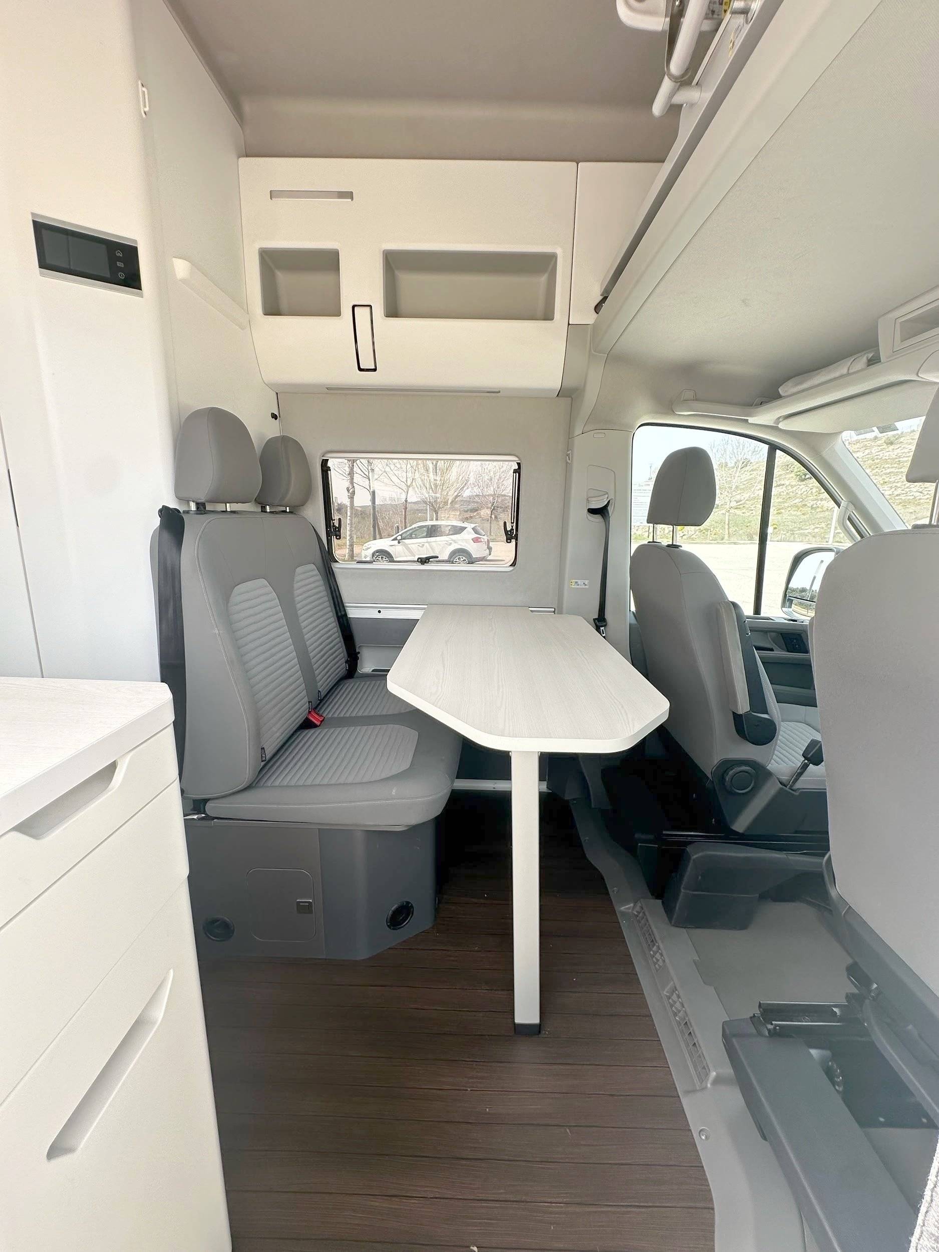 Menjador Volkswagen Grand California 600 - Yescapa