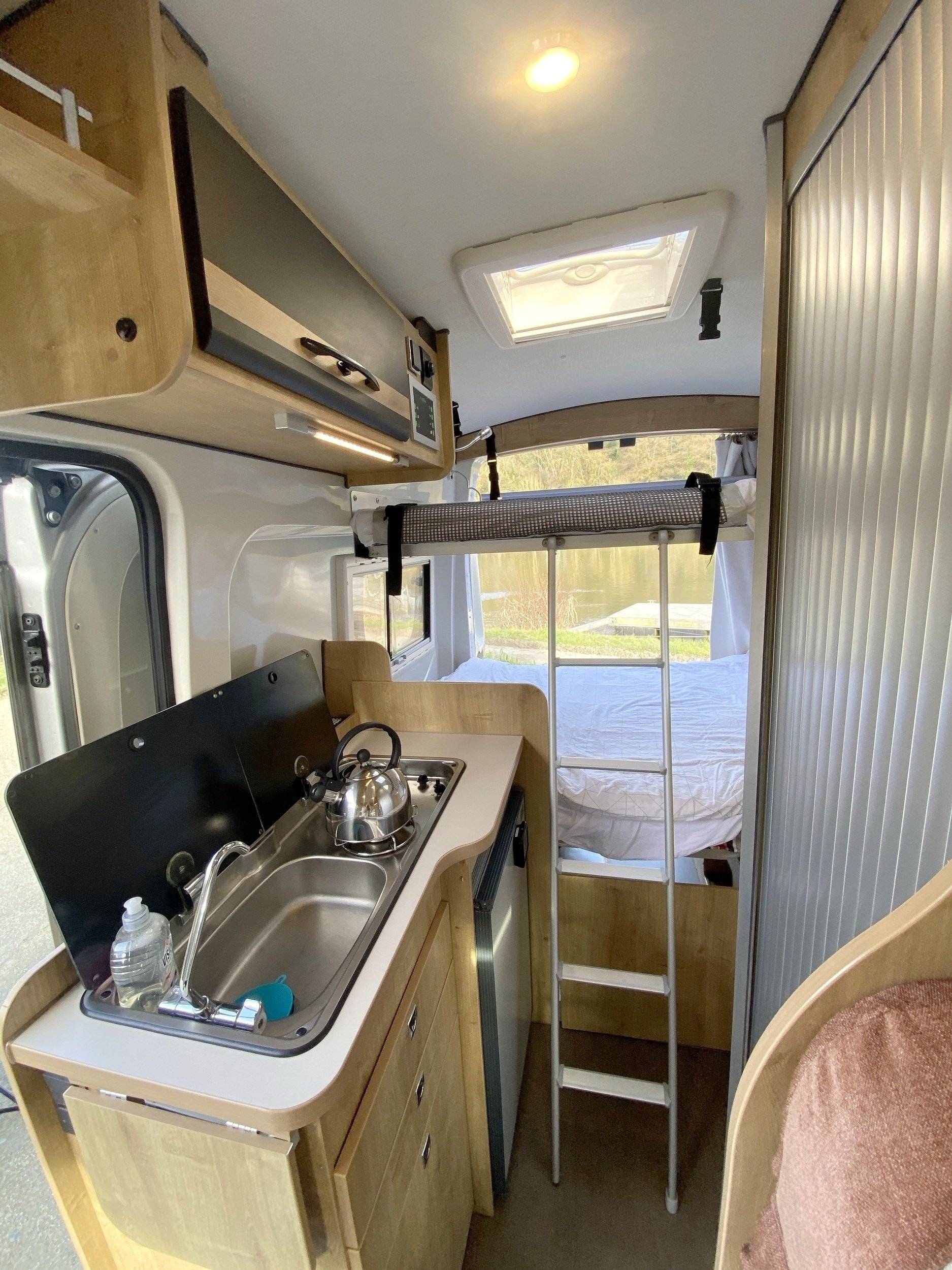 Coin cuisine Ford Transit 2,0 l 130 ch - Yescapa