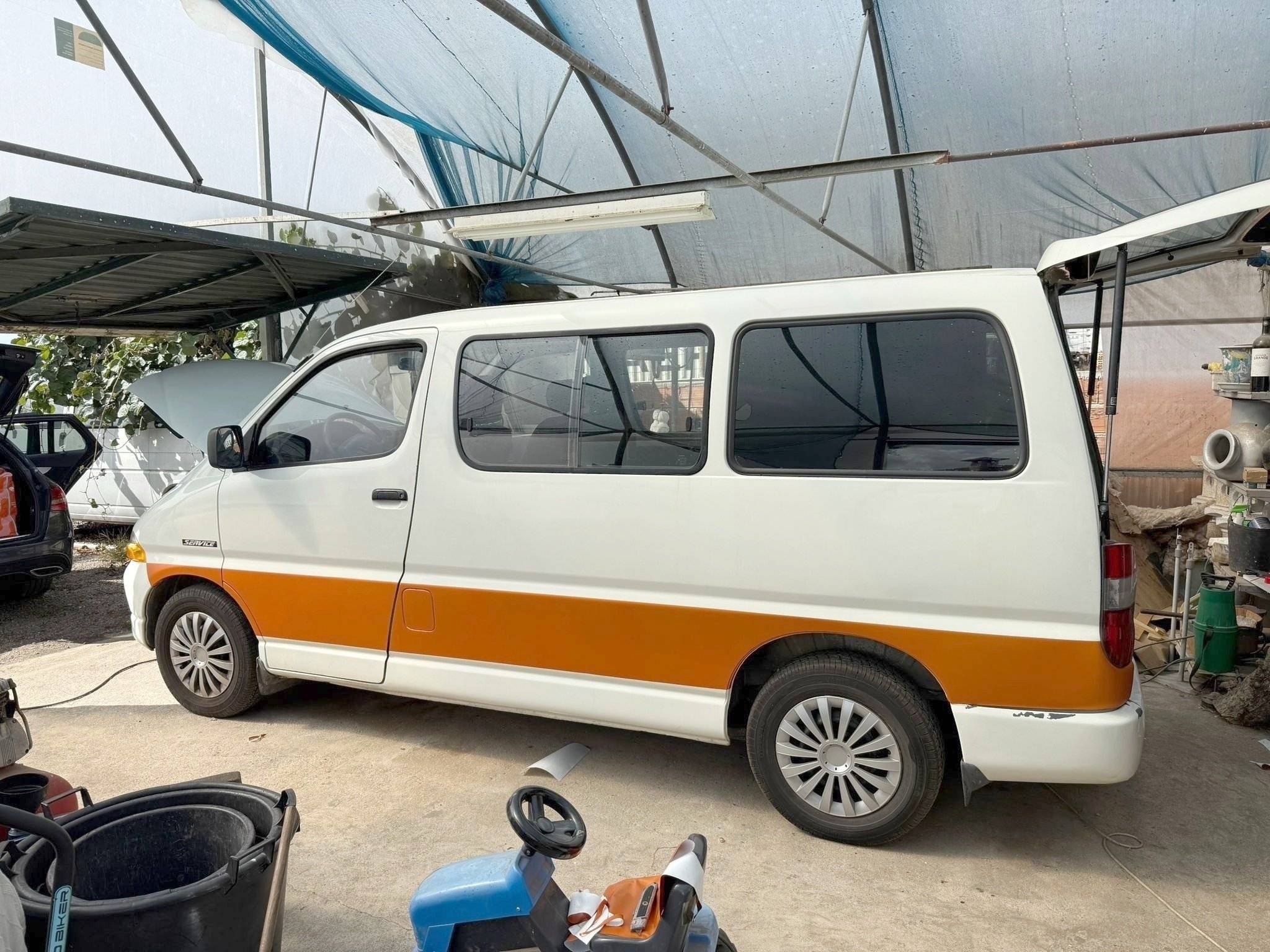 Voorkant 3/4 Toyota TOYOTA HIACE - Yescapa