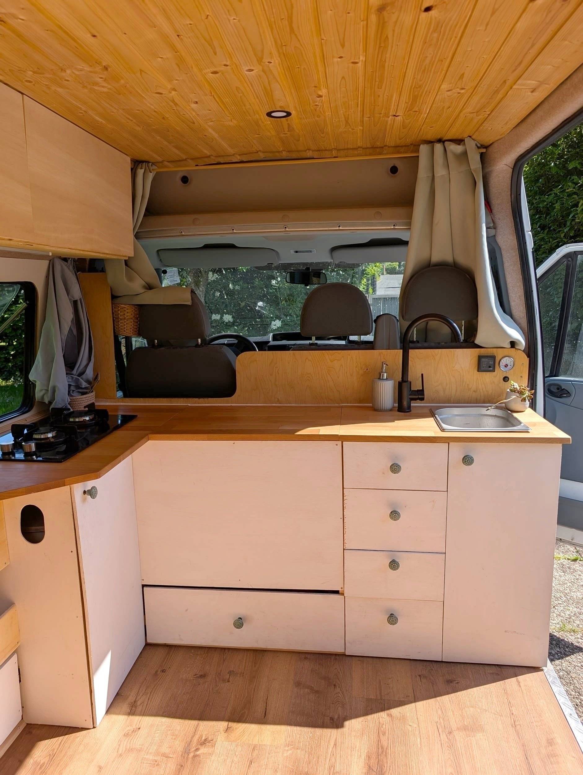 Coin repas Ford Transit - Yescapa