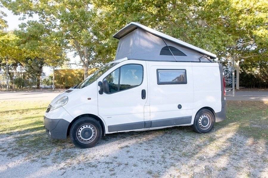 Vue avant de 3/4 Opel - Yescapa