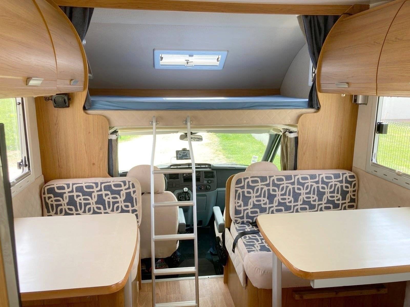 Dining Area Ford Transit 2,4 l 140 ch - Yescapa