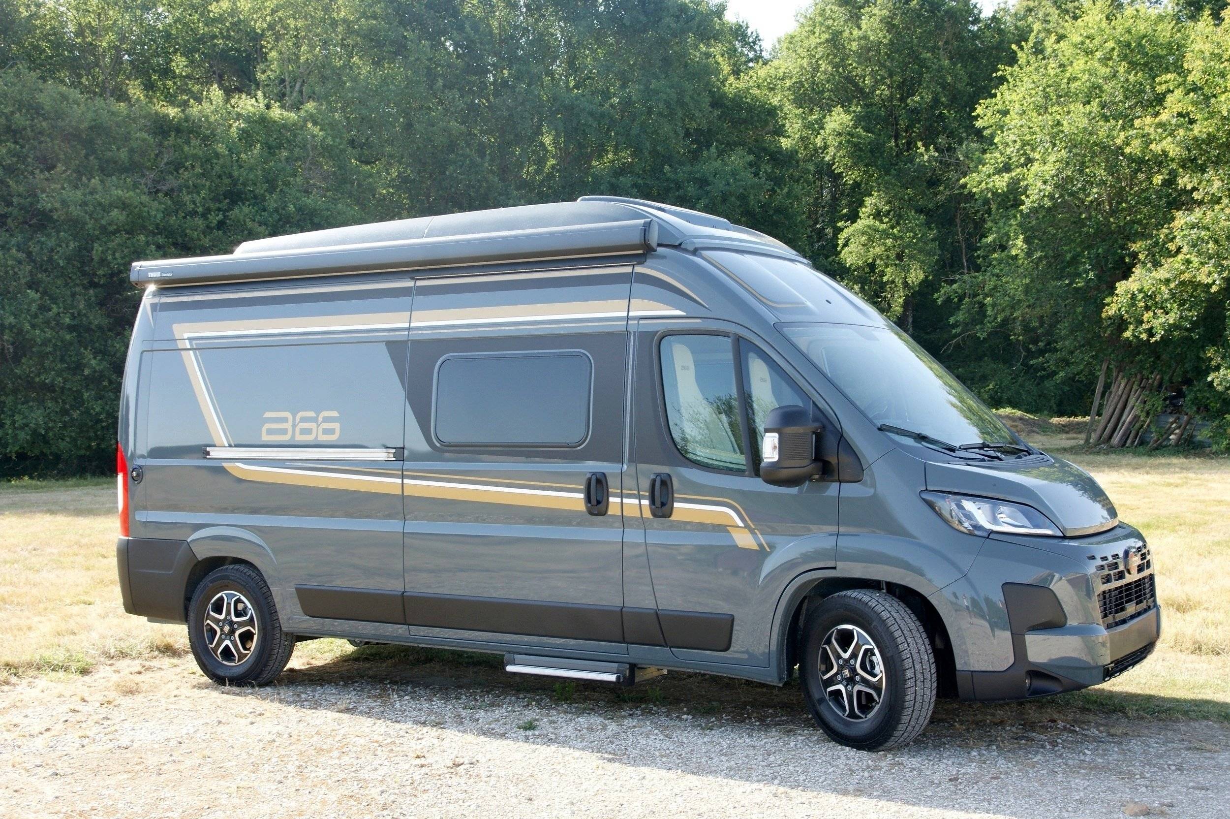 Vista del vehículo ángulo delantero Fiat Ducato 2,2 JTD 140cv - Yescapa