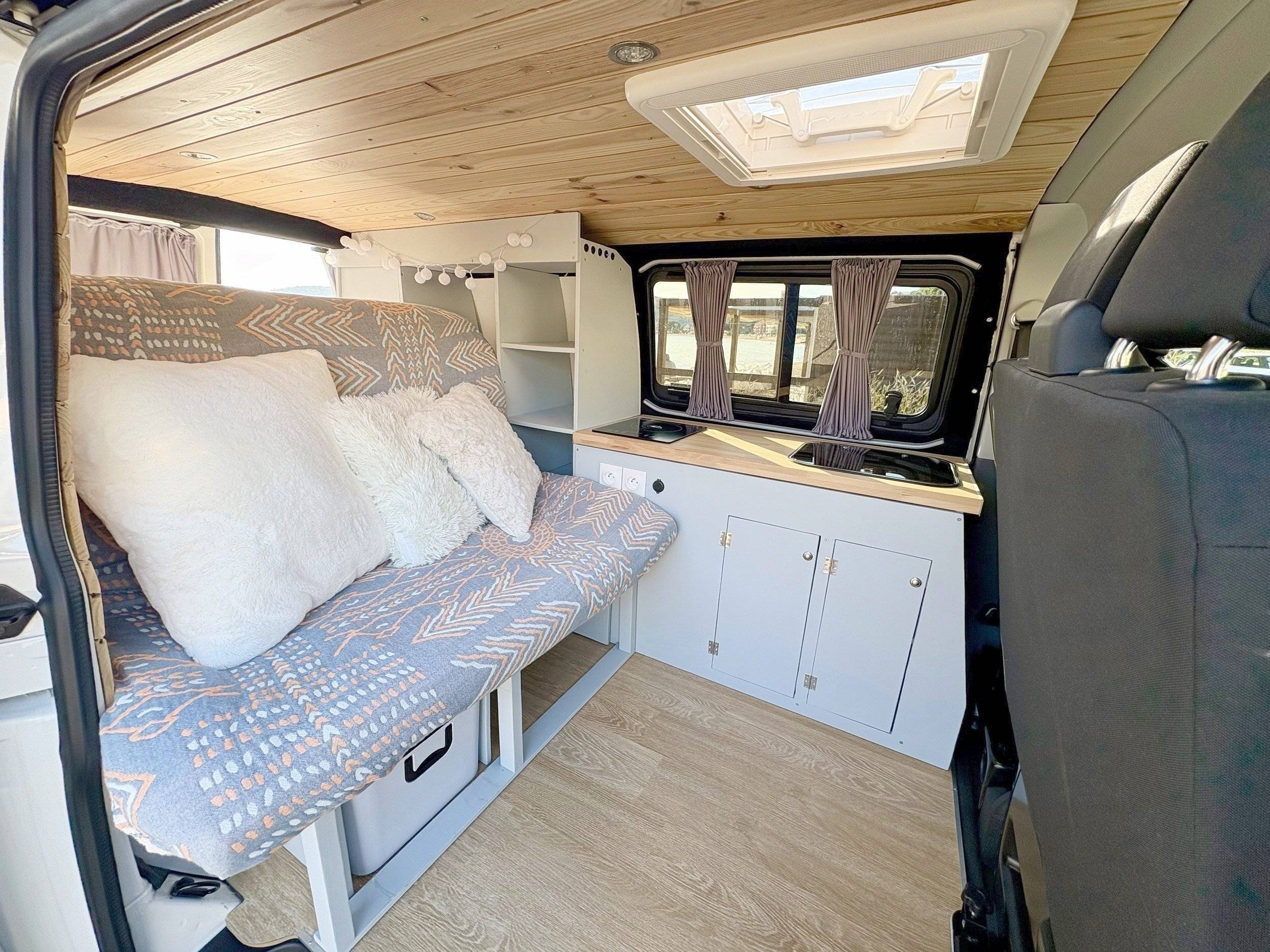Dining Area Volkswagen T6.1 - Yescapa