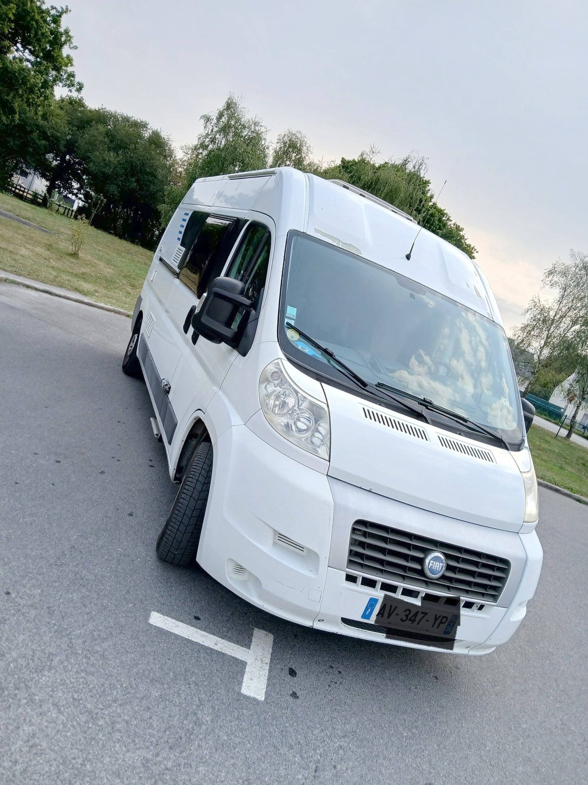 Vue avant de 3/4 Fiat Ducato 120 Multijet - Yescapa
