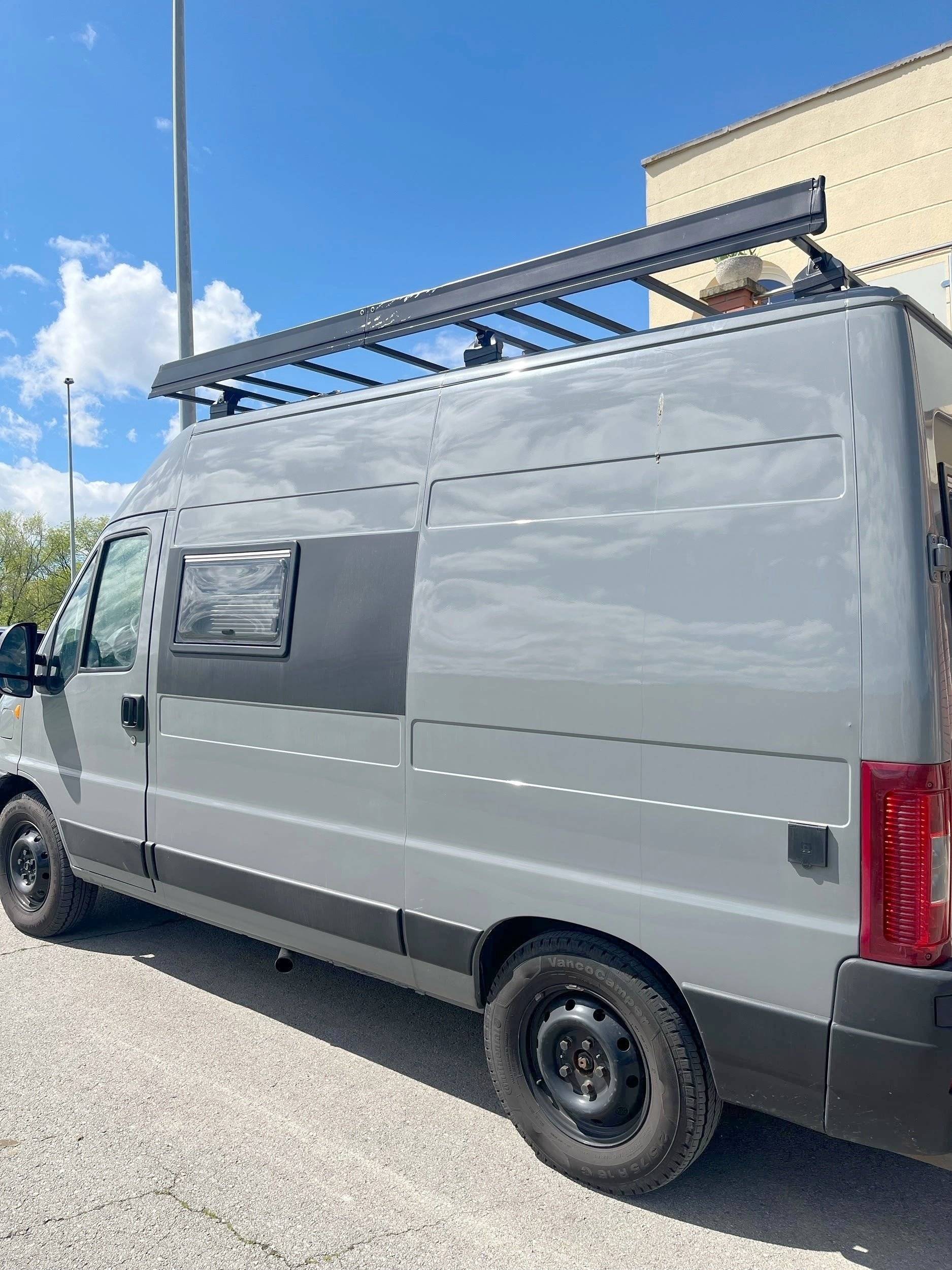 Vue avant de 3/4 Citroën Jumper 2,2 HDI L2H2 - Yescapa