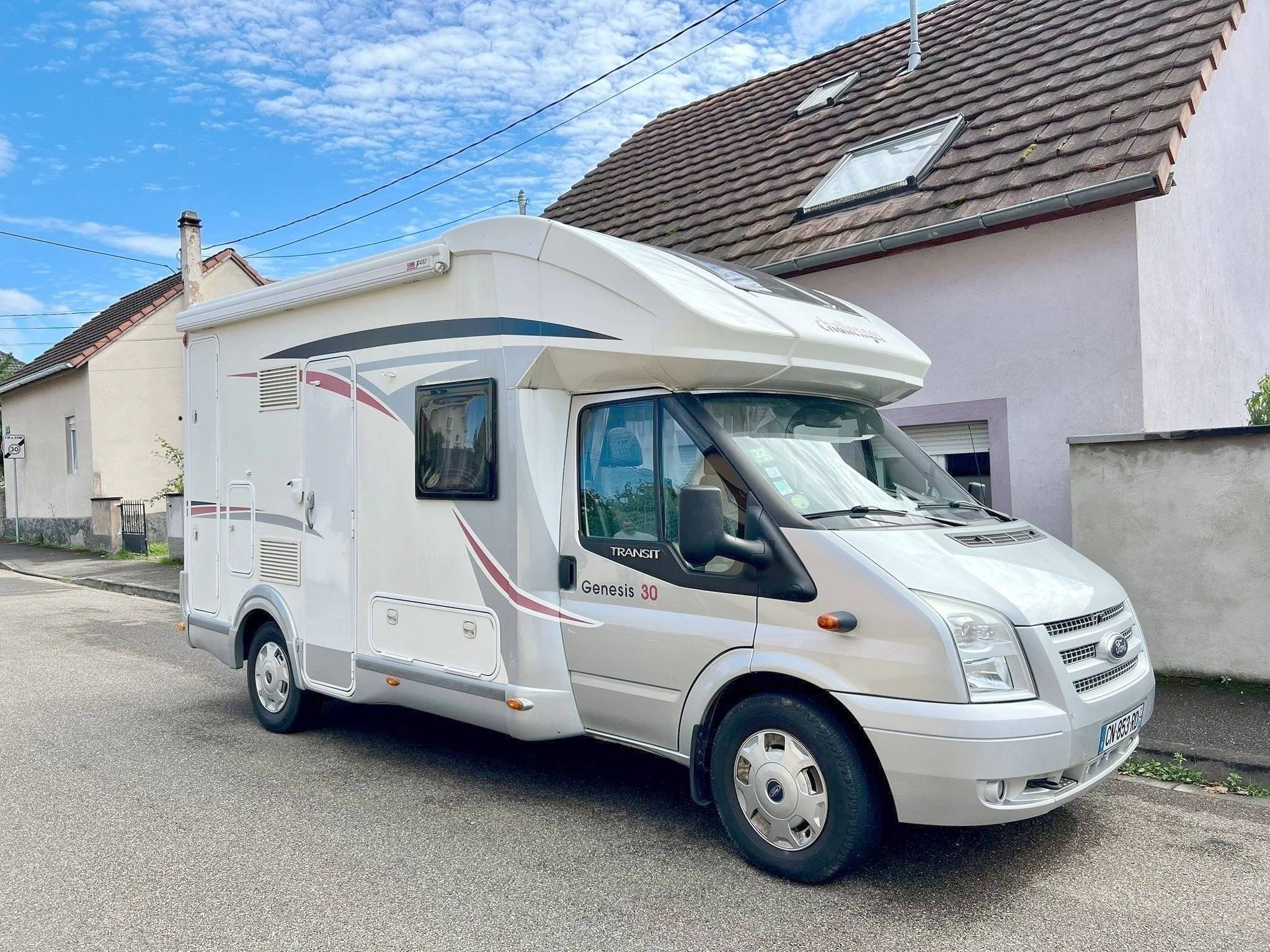 Vista frontale a ¾  - Yescapa