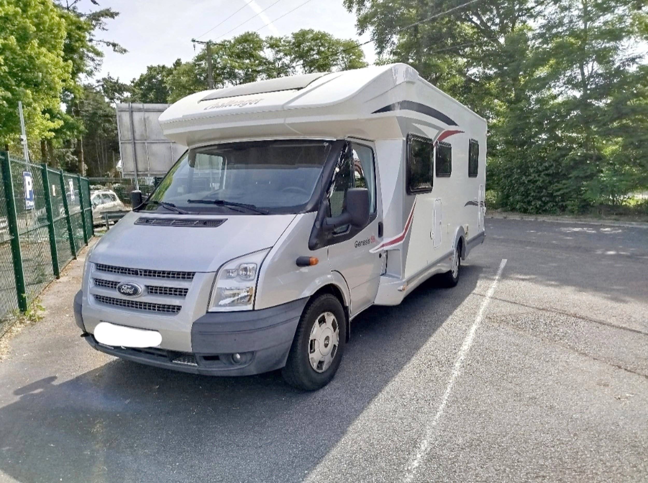 Front view from 3/4 Ford - Yescapa