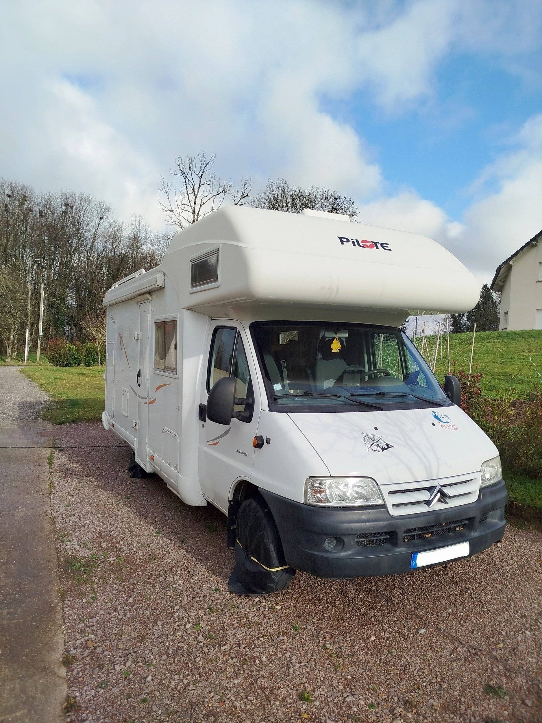 Front view from 3/4  - Yescapa