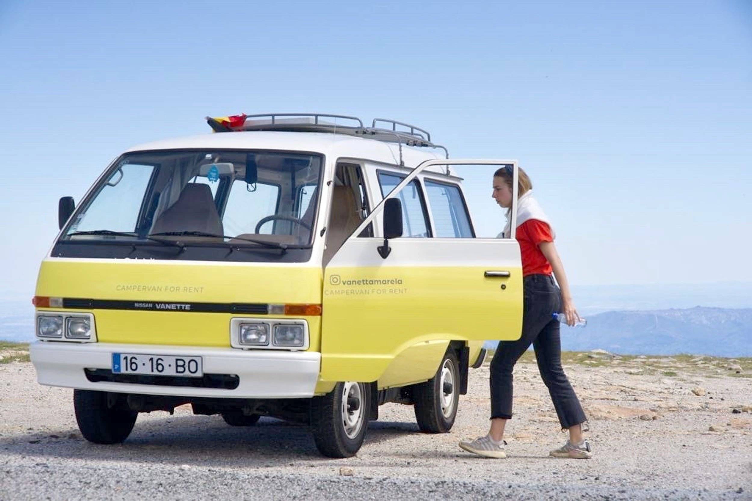 schräge Vorderansicht Nissan Vanette - Yescapa