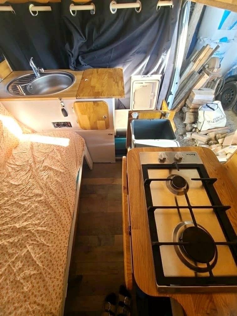 Dining Area Ford Transit Custom - Yescapa