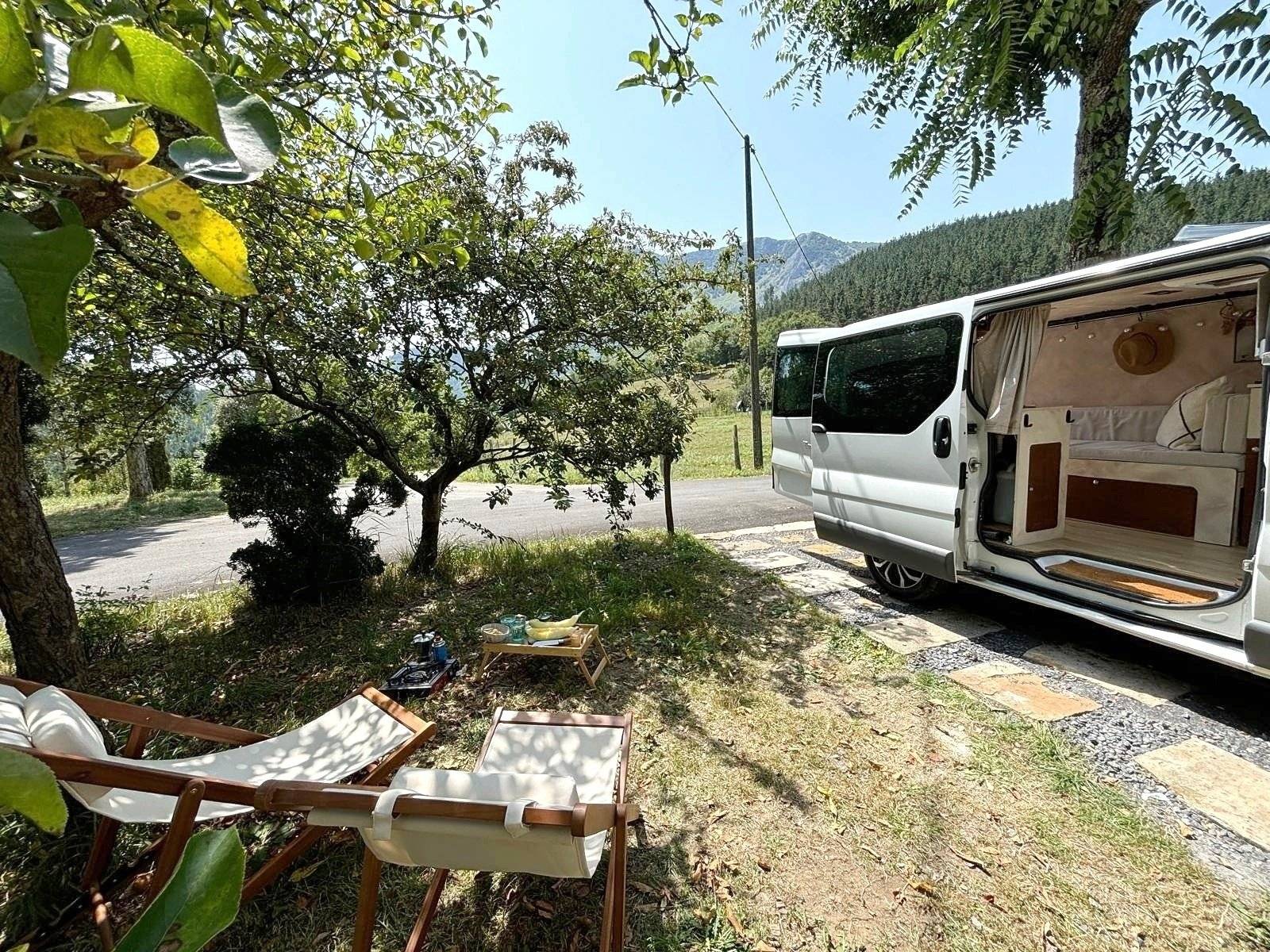 Front view from 3/4 Renault Renault Trafic - Yescapa