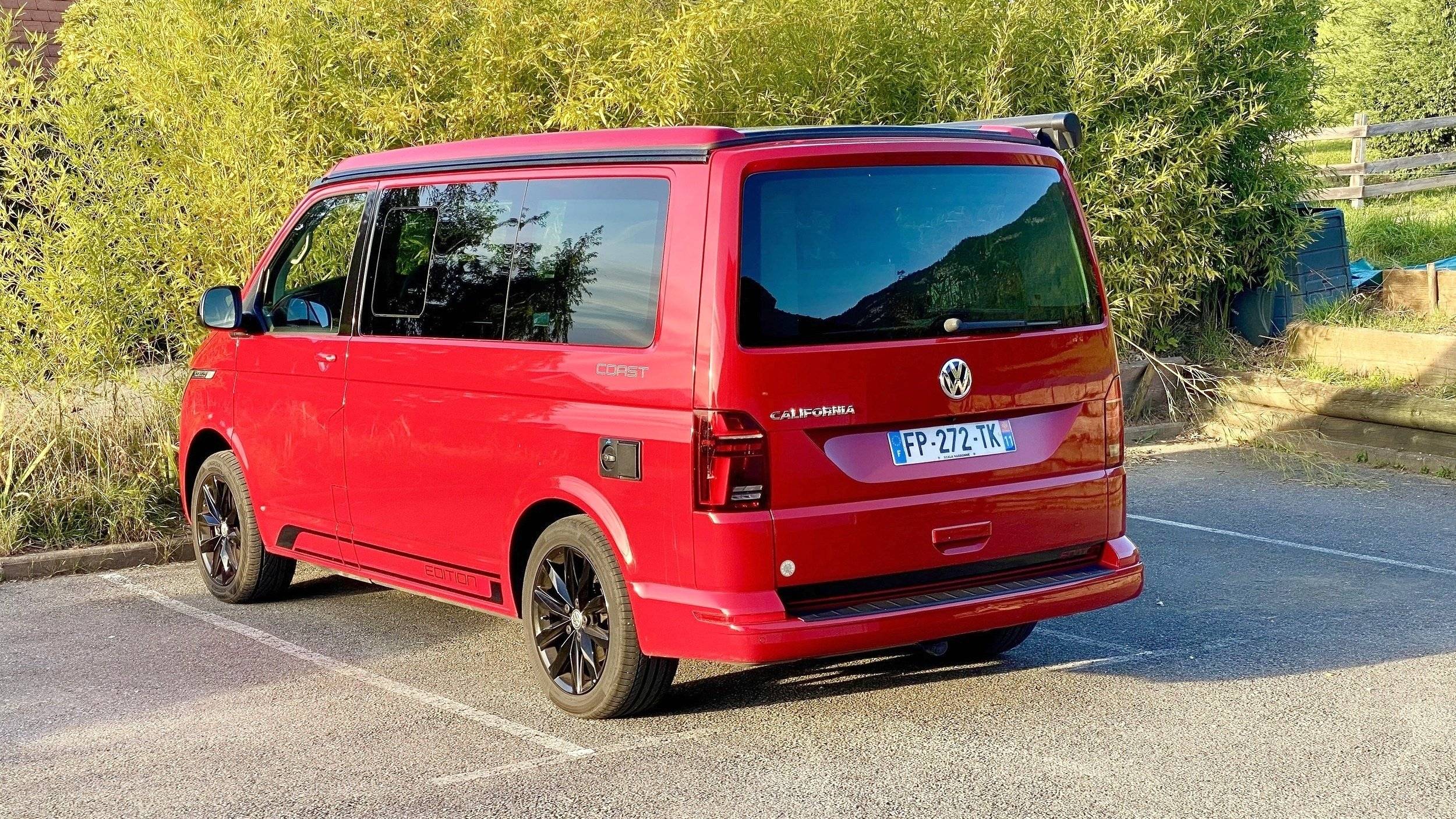 Vista part posterior del vehicle Volkswagen VOLKSWAGEN CALIFORNIA - Yescapa