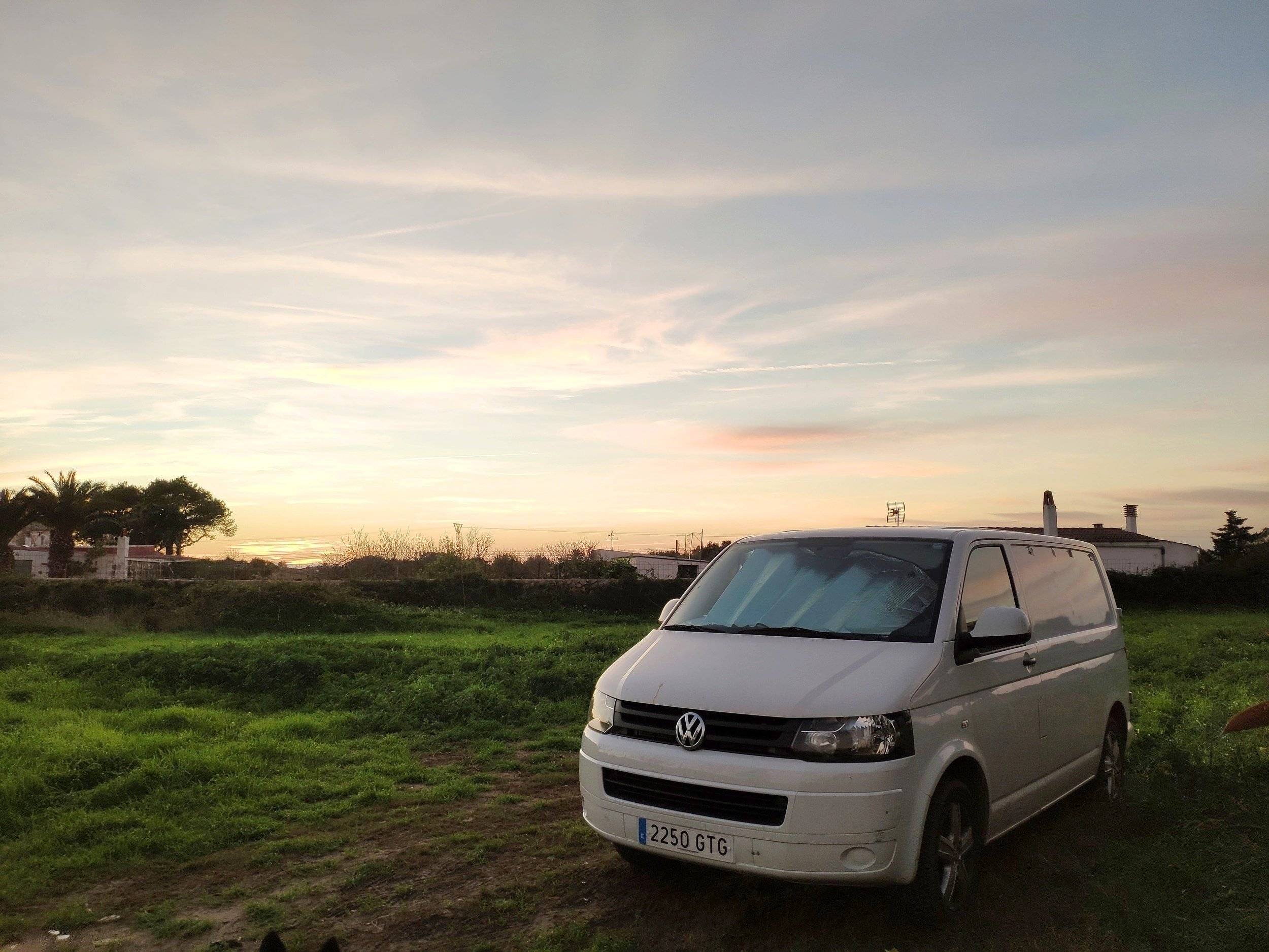 Vista frontale a ¾ Volkswagen Volkswagen Transporter T5 - Yescapa