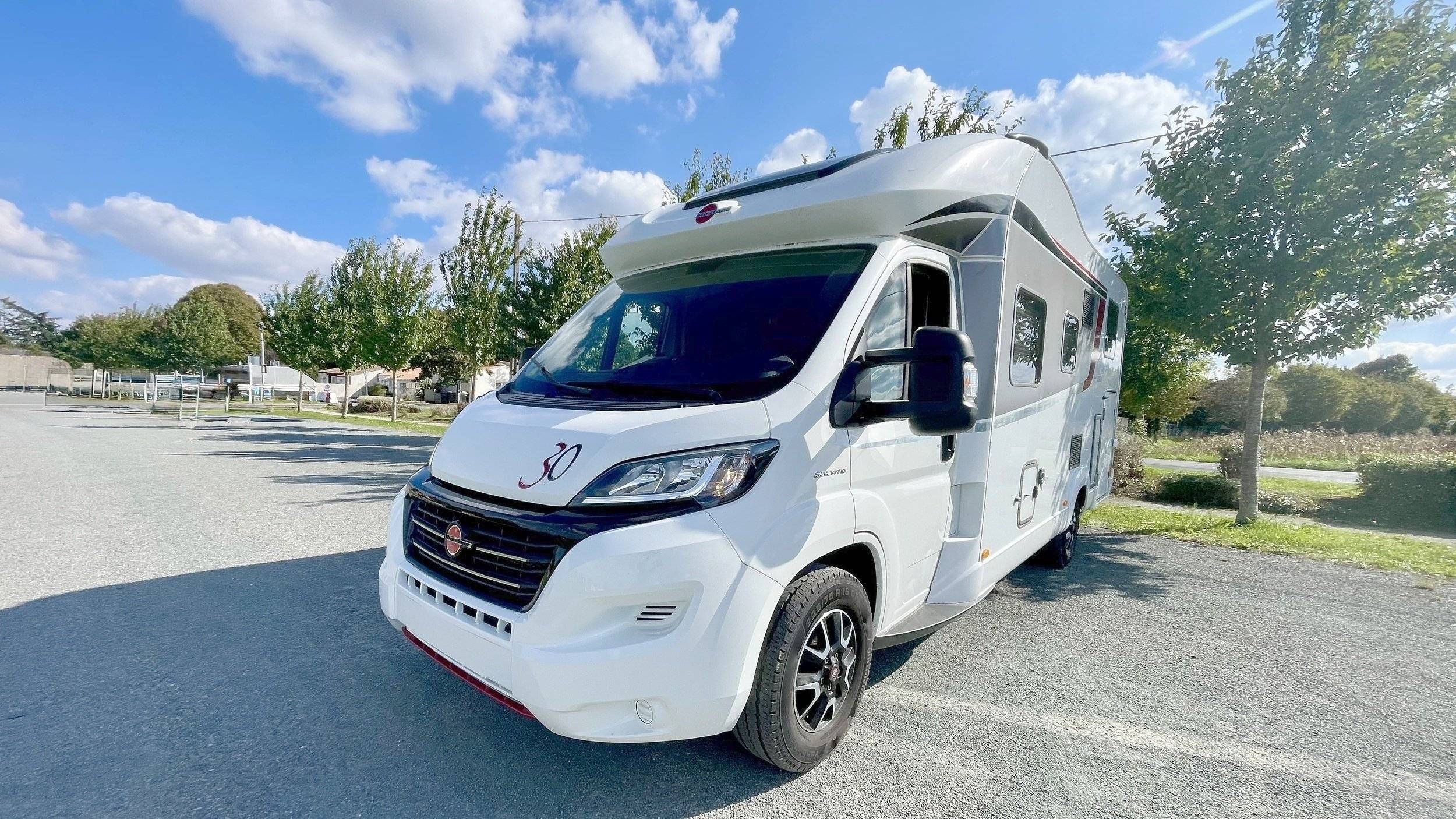 Vista frontale a ¾ Fiat Fiat Ducato Multijet2 2.3 130CV - Yescapa