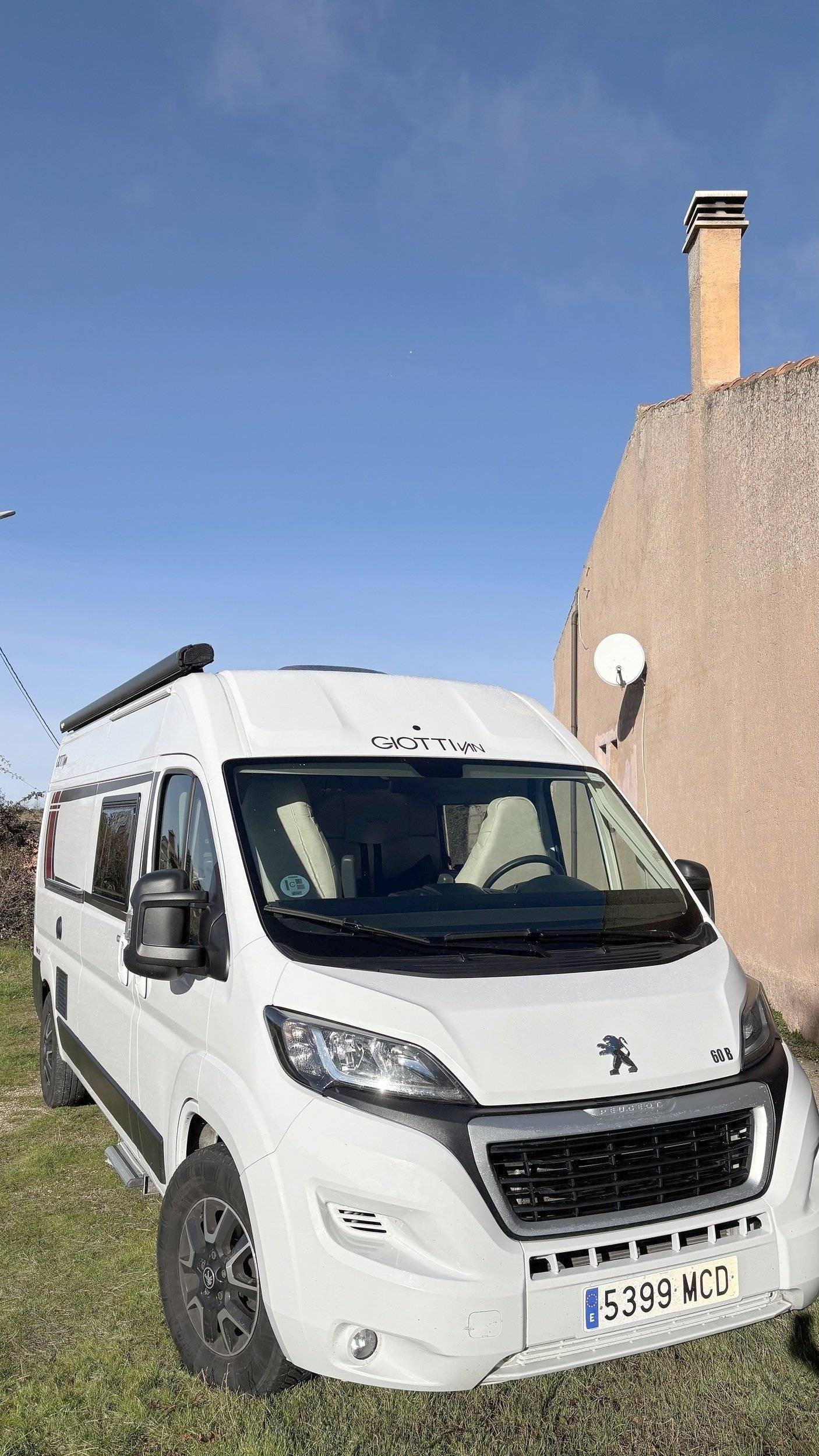 Vista del vehículo ángulo delantero Peugeot Peugeot Boxer 2.2 130 HDI - Yescapa