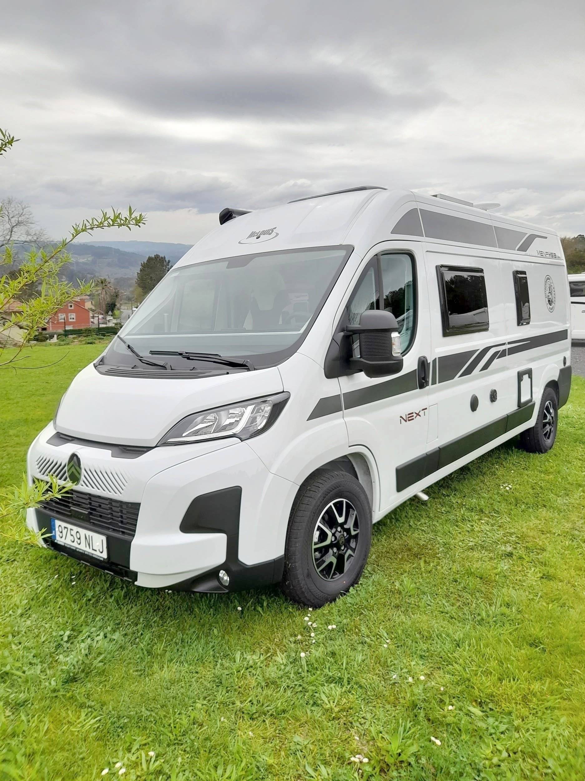 schräge Vorderansicht Citroën jumper 2.2 140 cvs - Yescapa