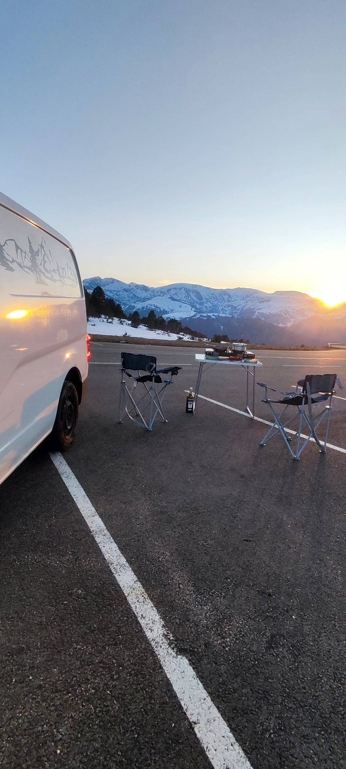 Vue avant de 3/4 Nissan NV200 - Yescapa