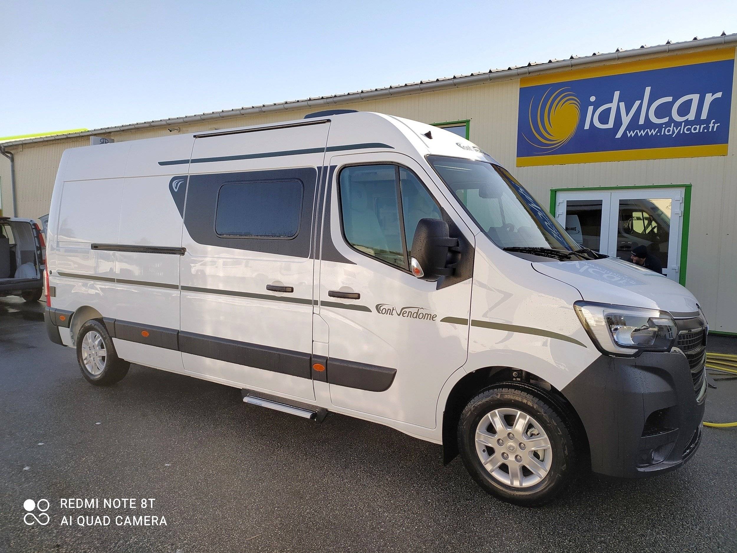 schräge Vorderansicht Renault Master 2,3 l 135 ch - Yescapa