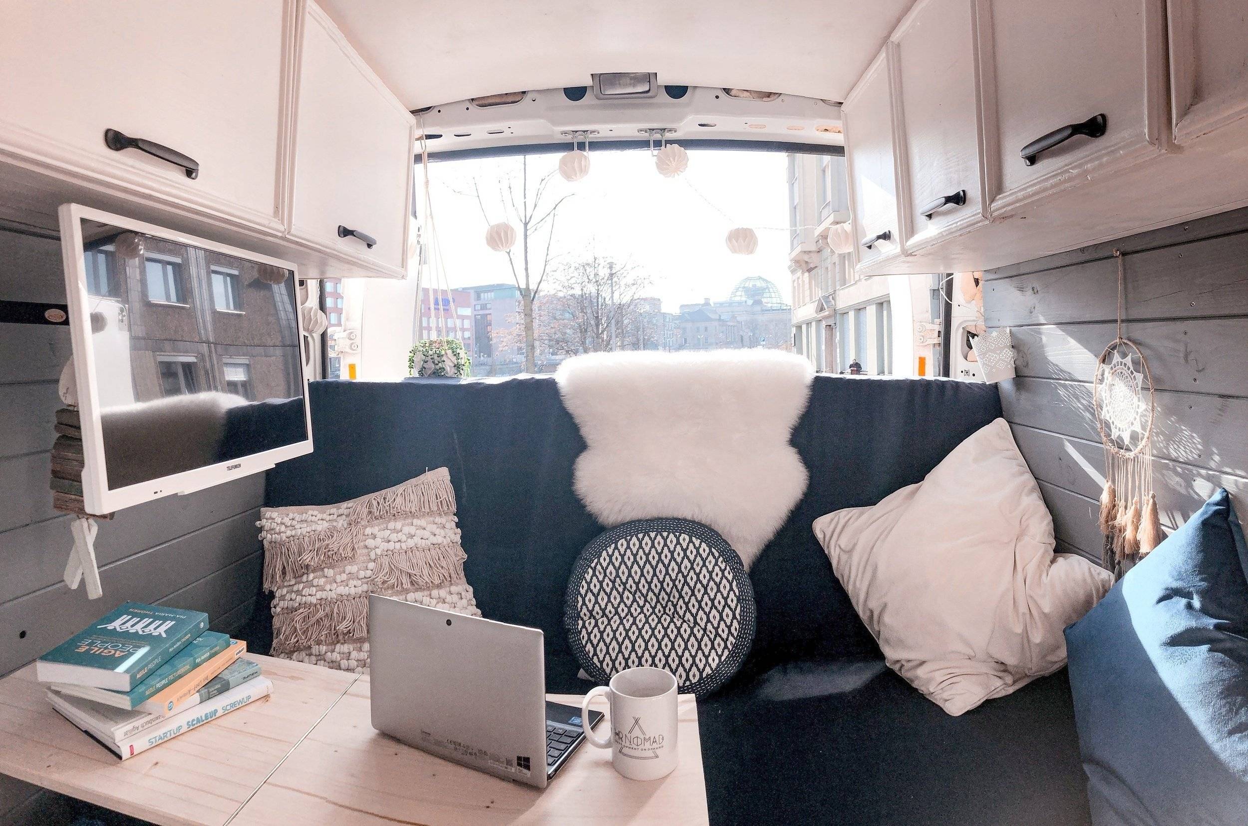 Dining Area Peugeot Boxer - Yescapa