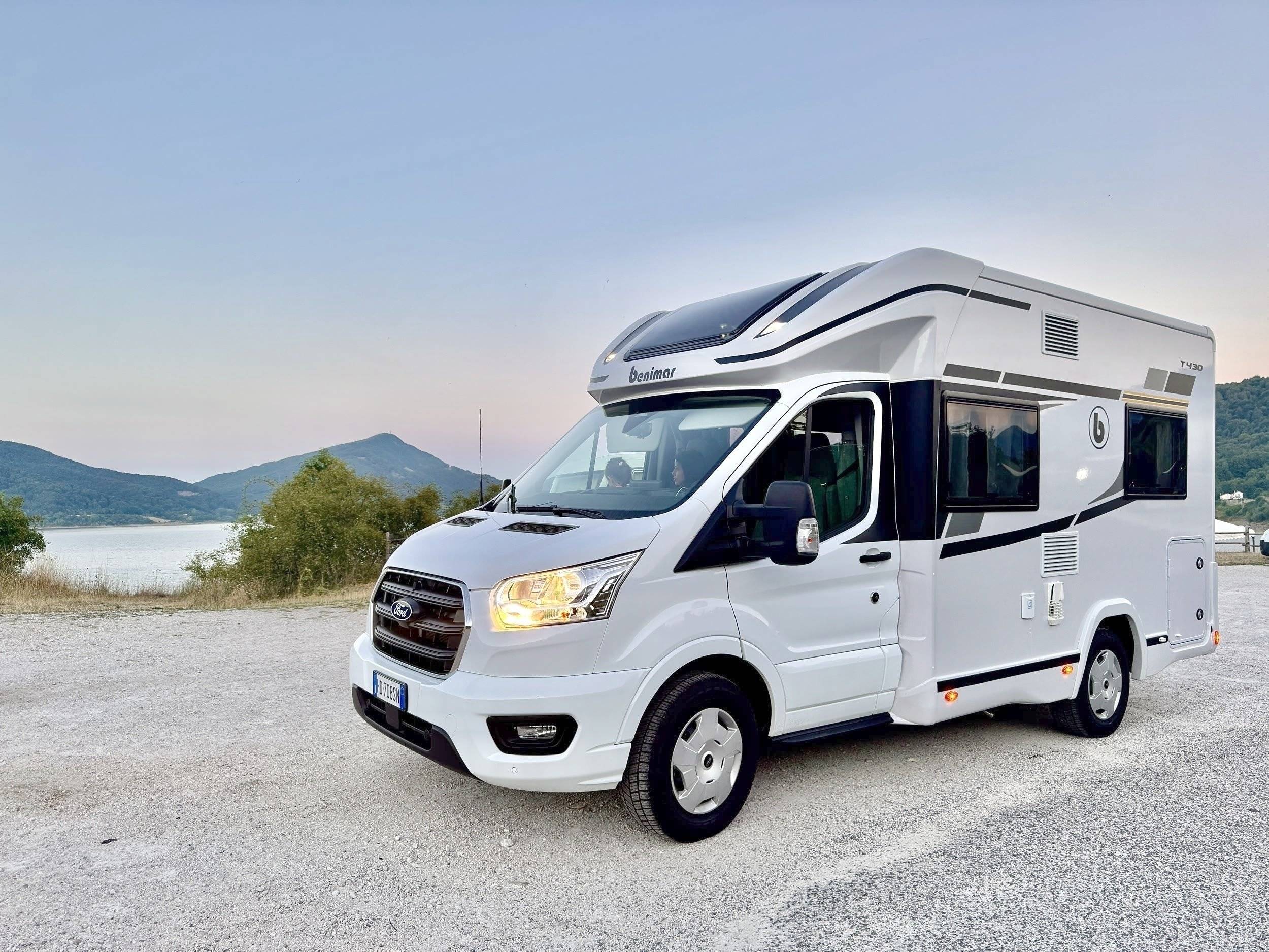 Vista del vehículo ángulo delantero Ford Transit 2,0 l 130 ch - Yescapa