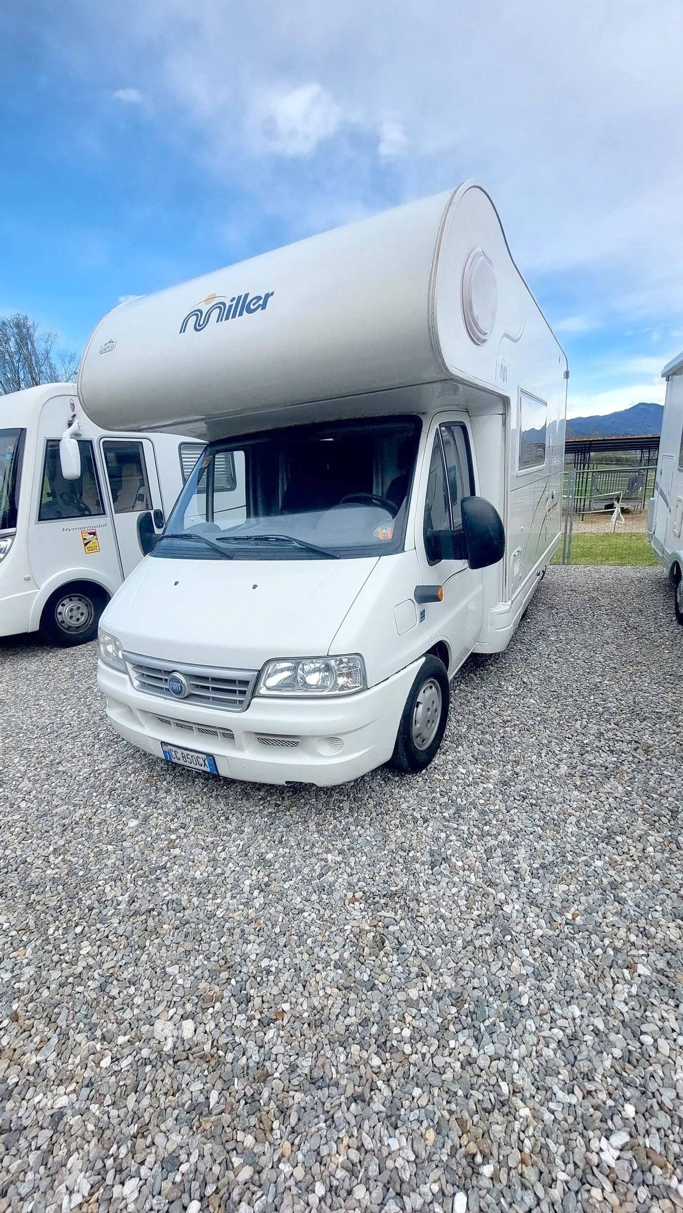 Vista de 3/4 Fiat Ducato 2.8 JTD - Yescapa