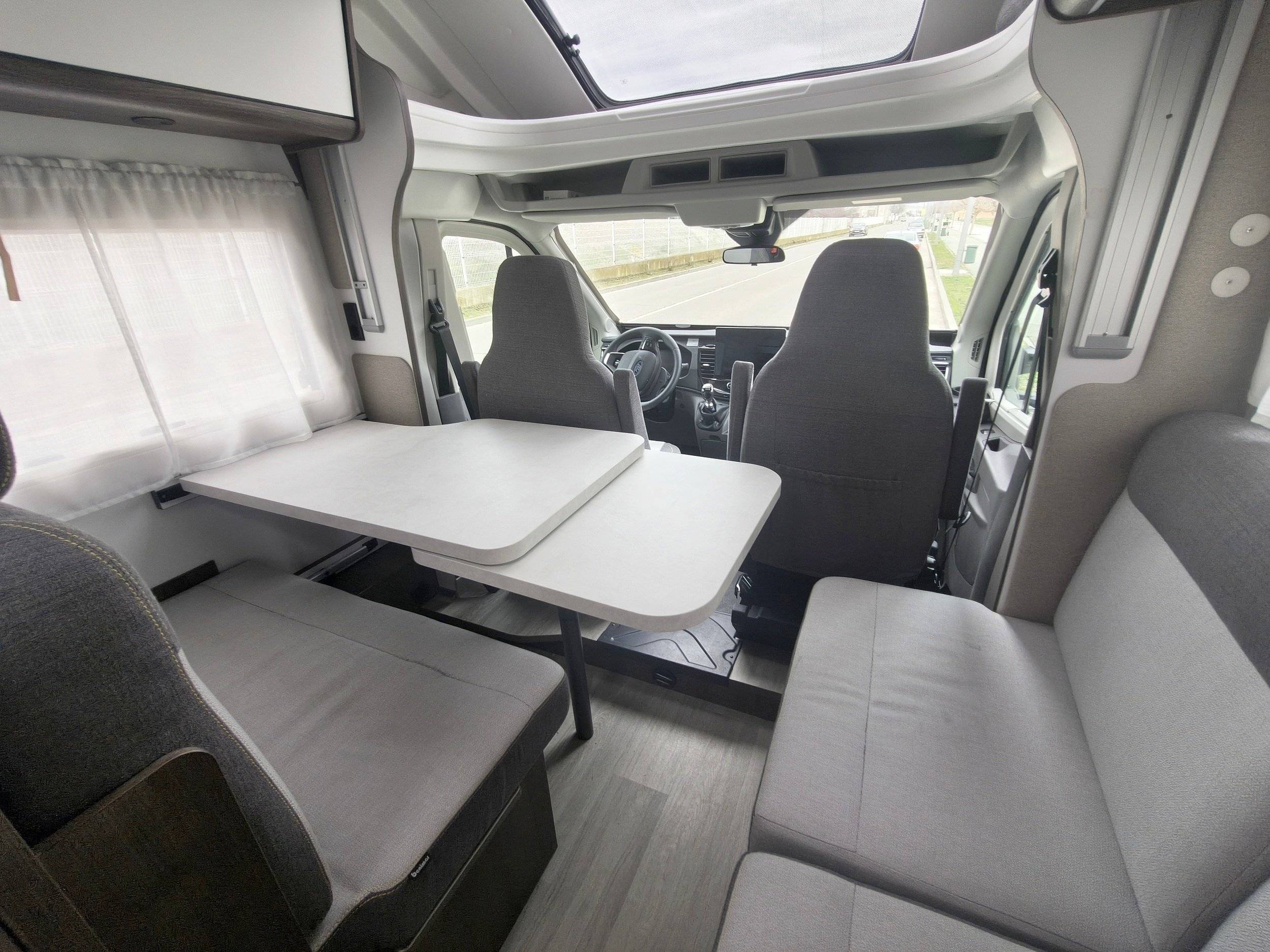 Dining Area Ford - Yescapa