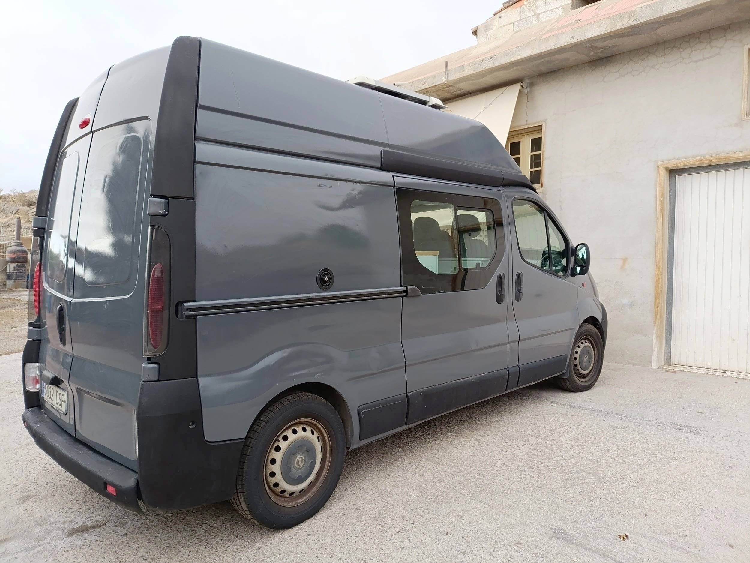 Vista de 3/4 Nissan Primastar - Yescapa