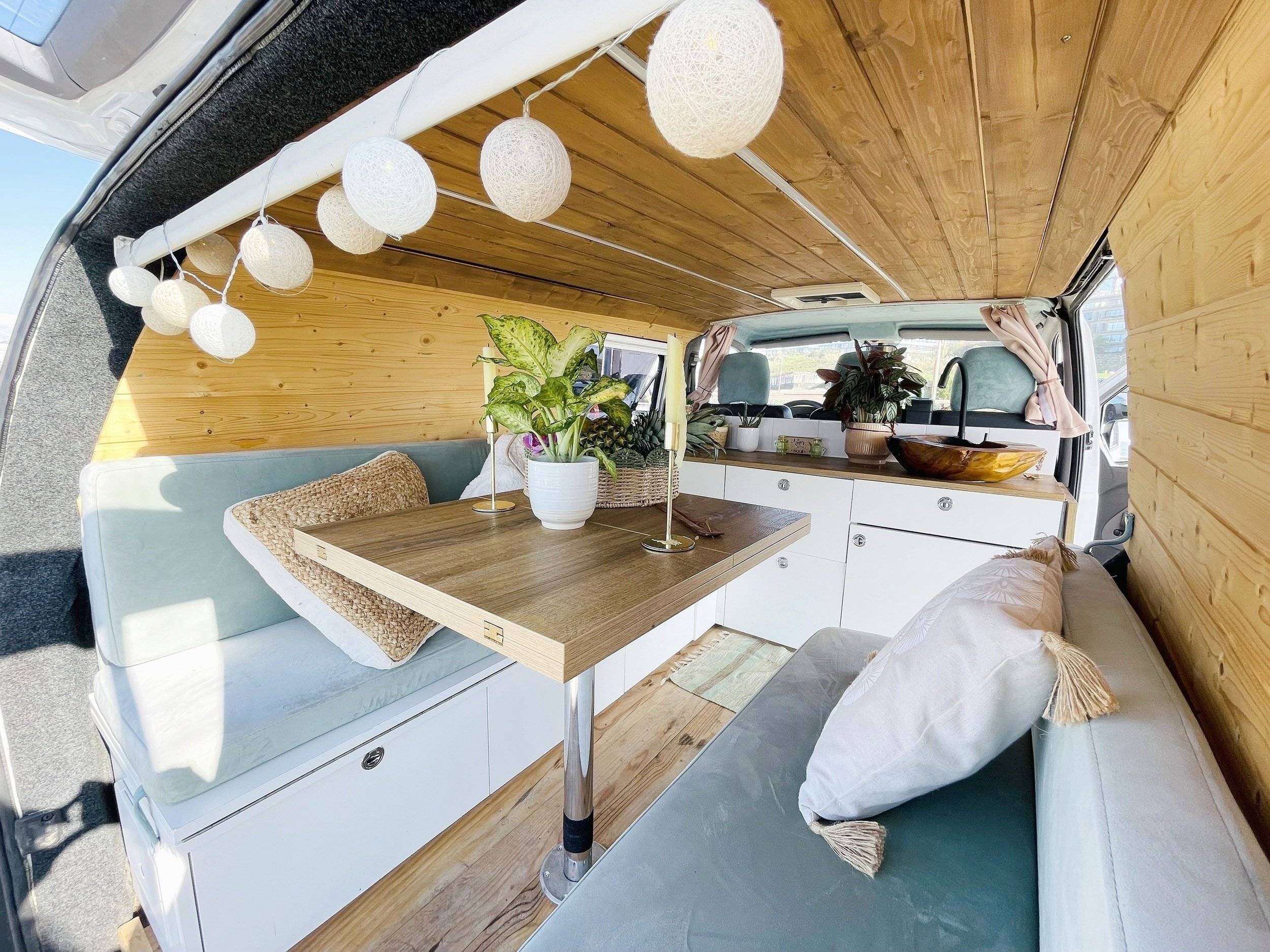 Dining Area Mercedes Mercedes vito 115cdi - Yescapa