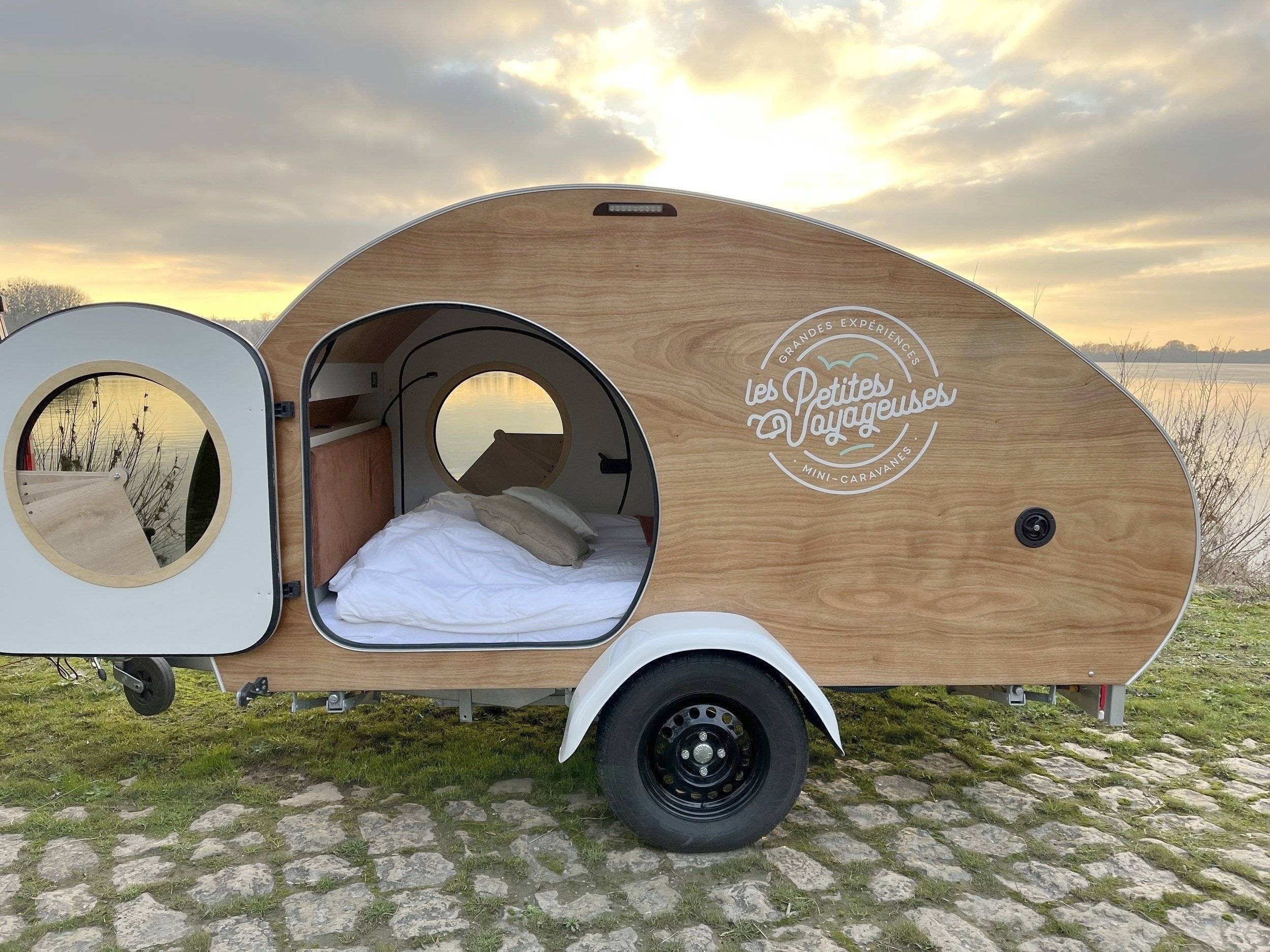 LES PETITES VOYAGEUSES 