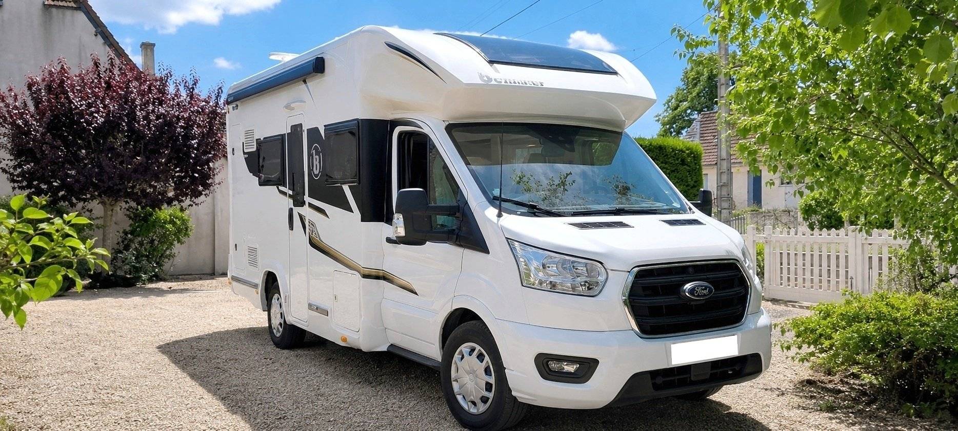 Front view from 3/4 Ford - Yescapa