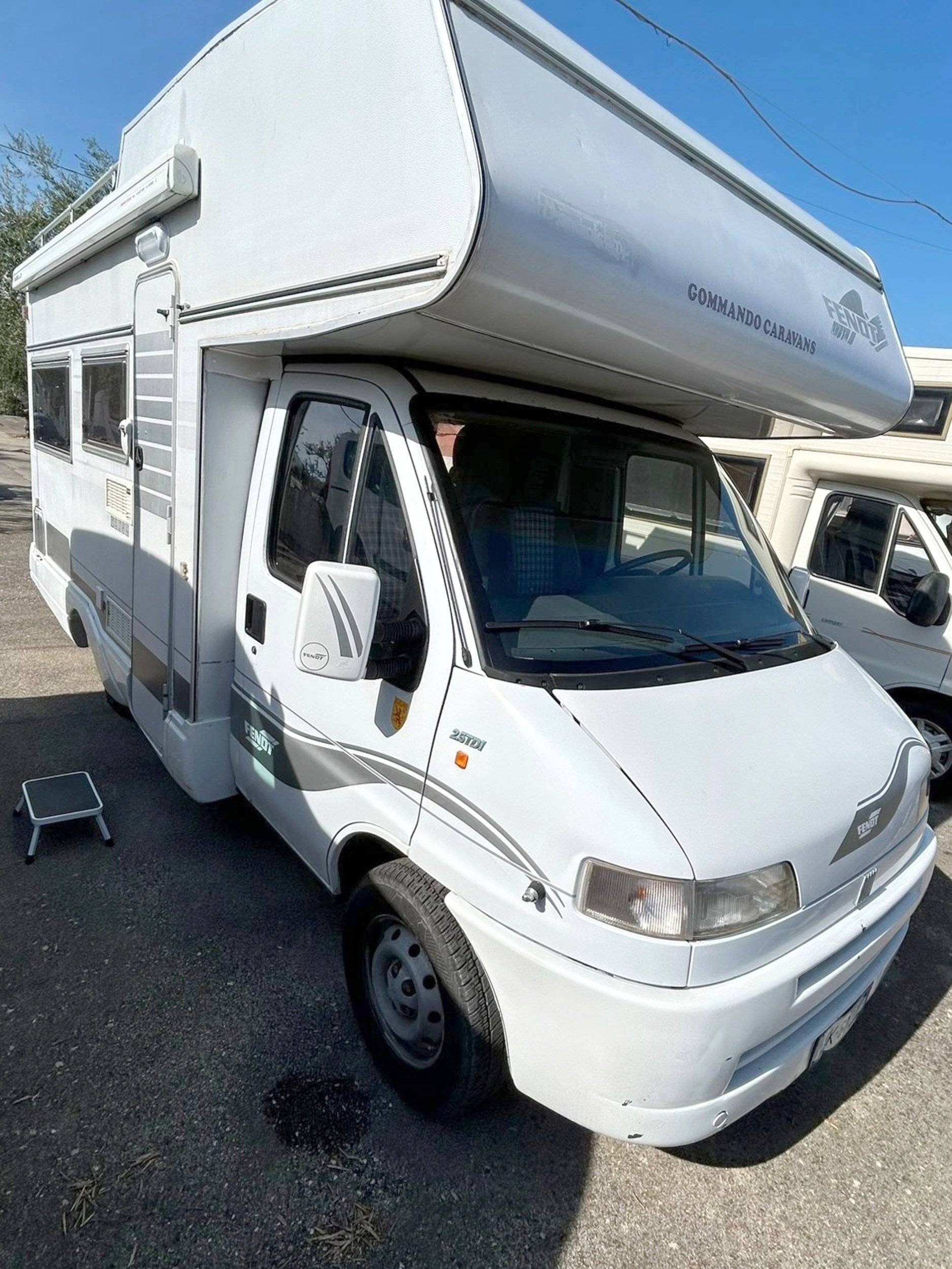 Vue avant de 3/4 Ducato 2.5 TDI - Yescapa