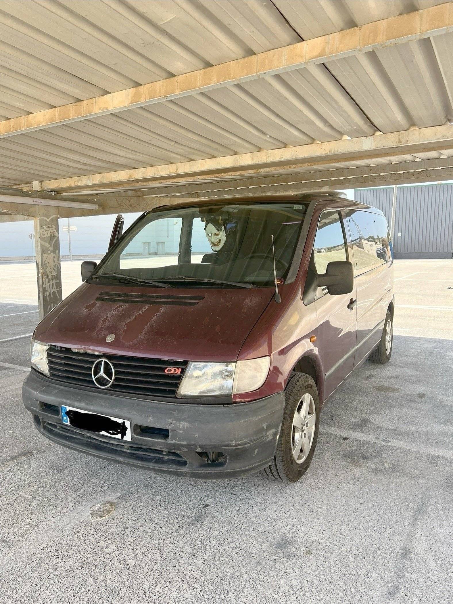 Vista del vehículo ángulo delantero Mercedes Vito 110 L - Yescapa